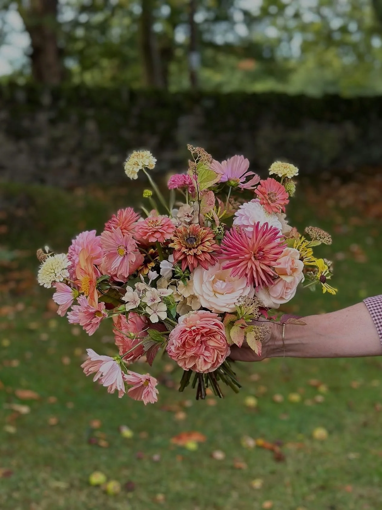 Loved these sunset tones for Jess last weekend, full of the best the field has to offer as we lean into Autumn. Dahlias, rudbeckia, last flush of roses, cosmos, zinnias, scabious and a little snippet of phlox 👌
..must remember to clean the mirror ne