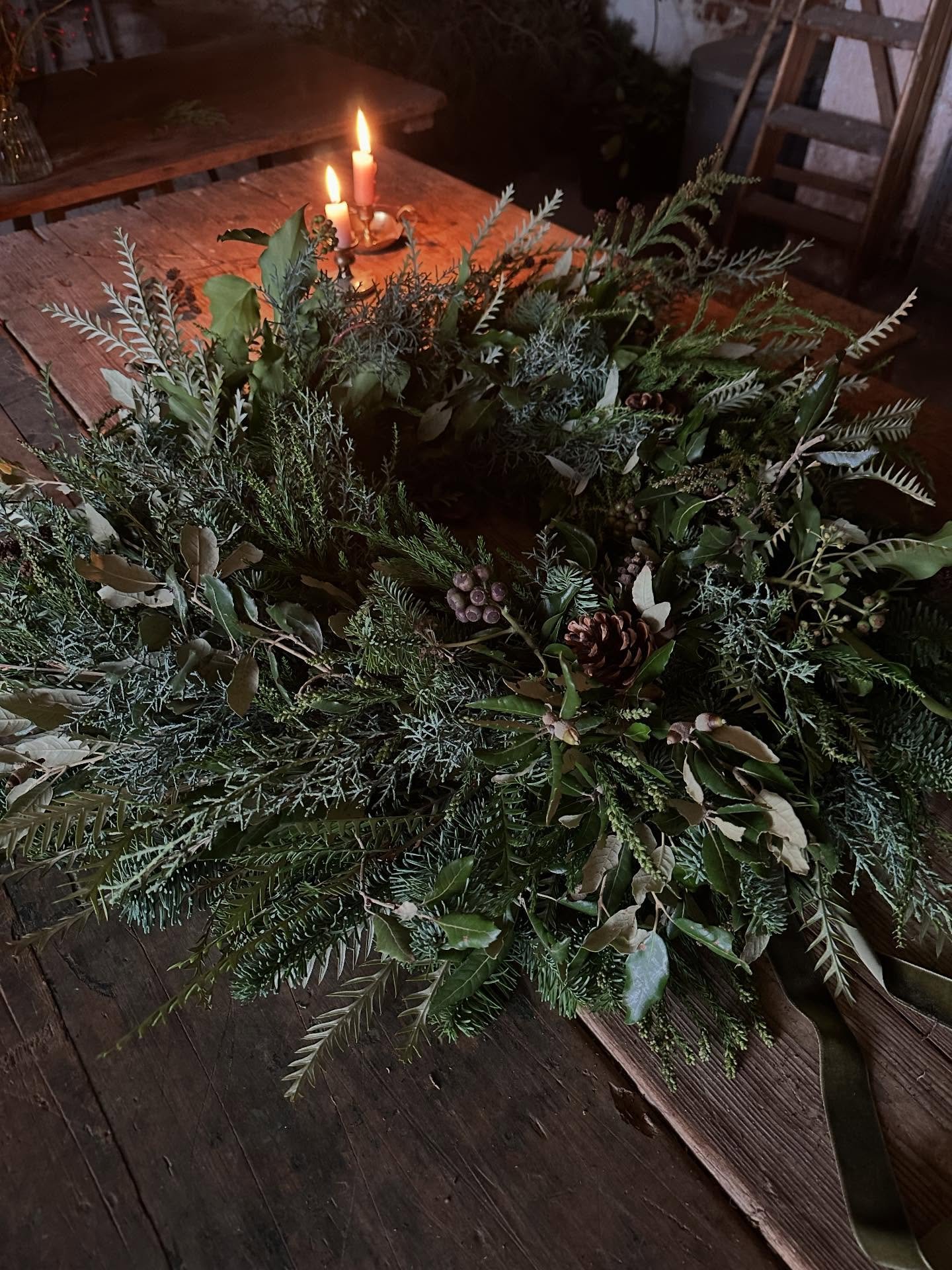 Last two wreaths of the year. I lit a couple of candles in celebration. A quick trip to London to see my tribe 💕and Kew in the twinkly lights, and then a solid week on the field and in the greenhouse trying to get as much done as we can before it&rs