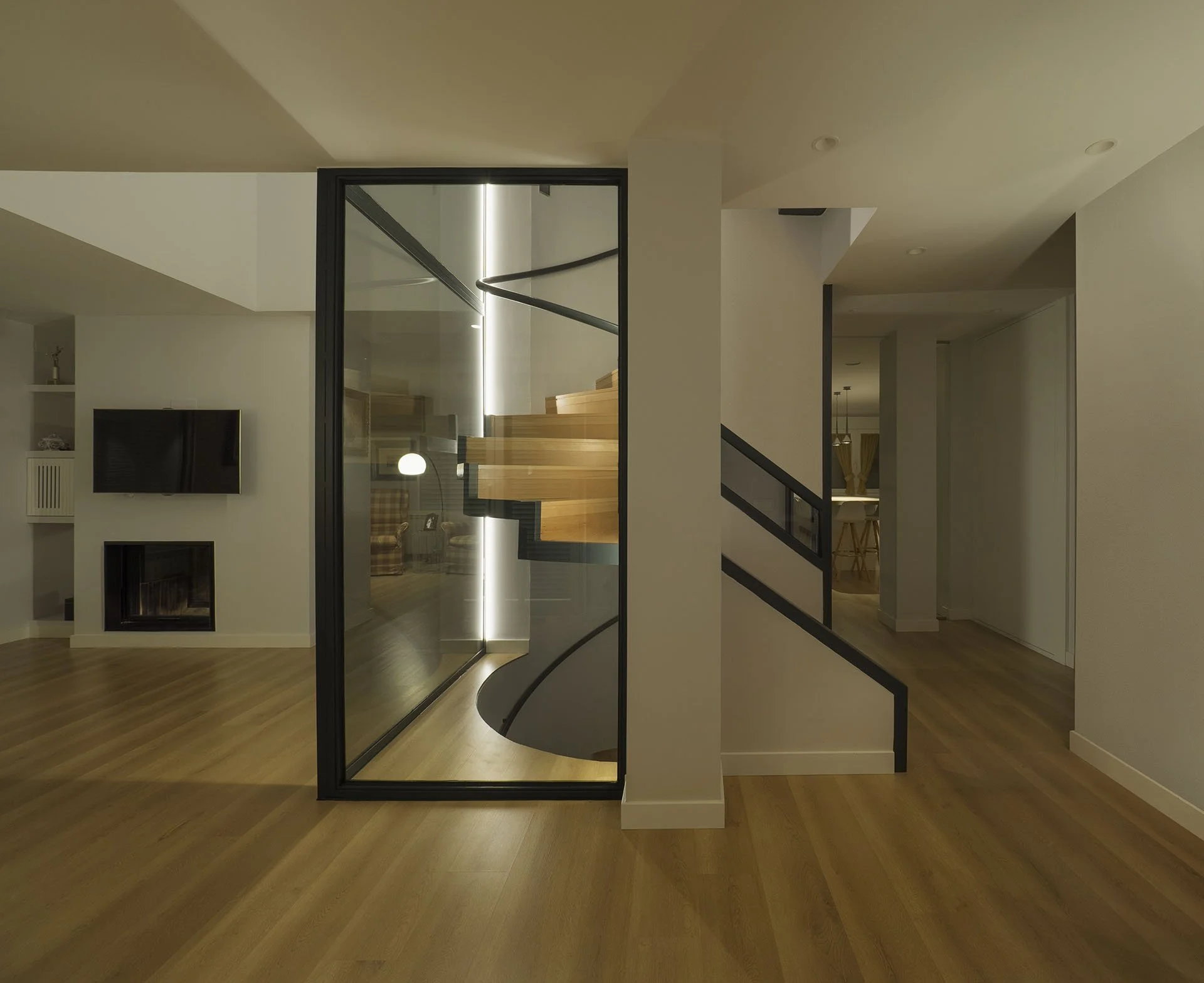 Chalet escalera lateral.jpg