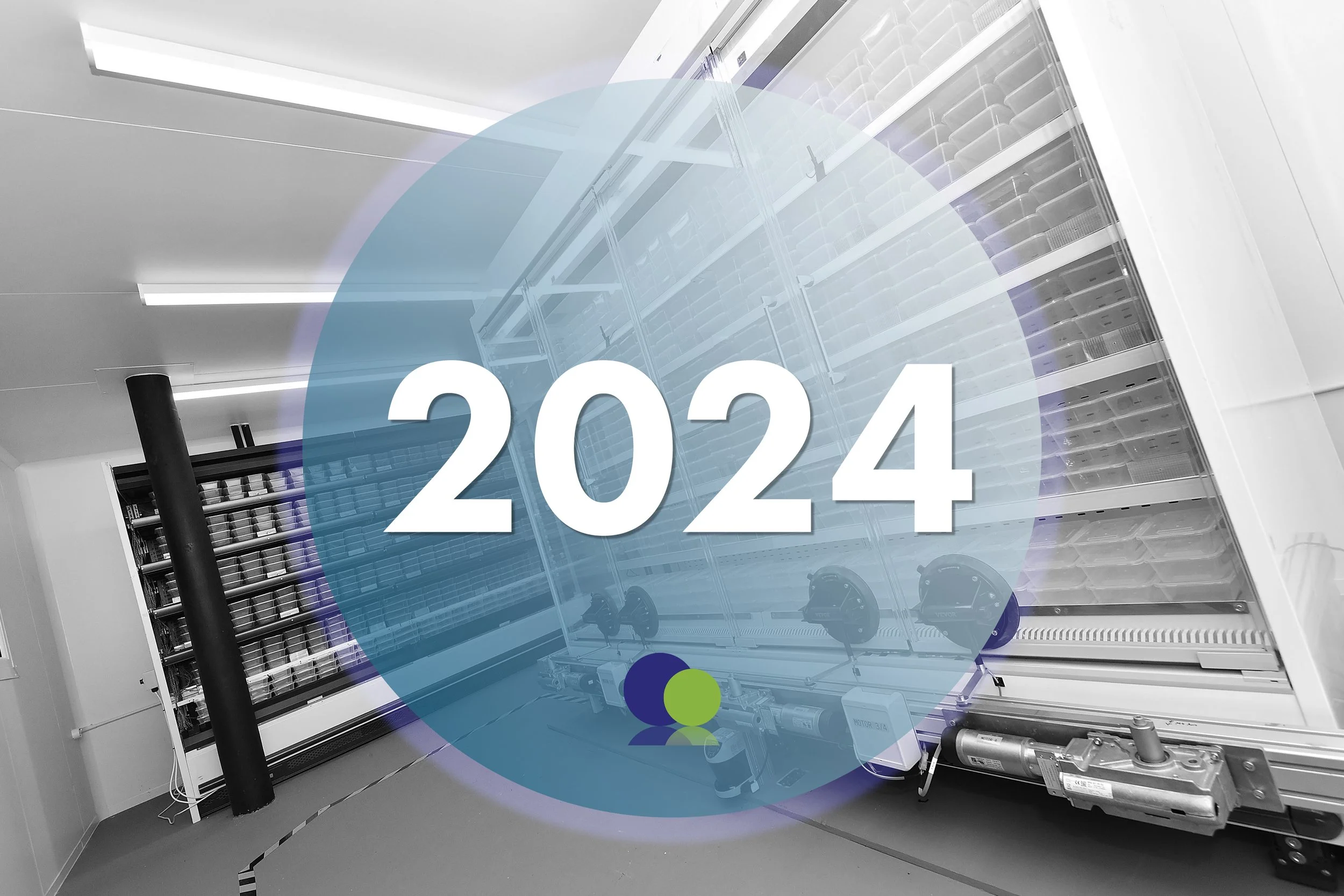 Un grand réfrigérateur ou une unité de stockage avec des fils et des composants mécaniques à l'intérieur, marqué de l'année 2024 sur une surface circulaire bleue.