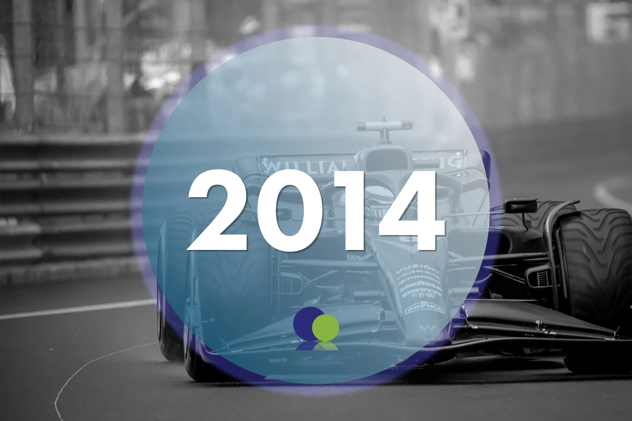 Image en noir et blanc d'une voiture de course de Formule 1 sur un circuit avec l'année 2014 en surimpression.