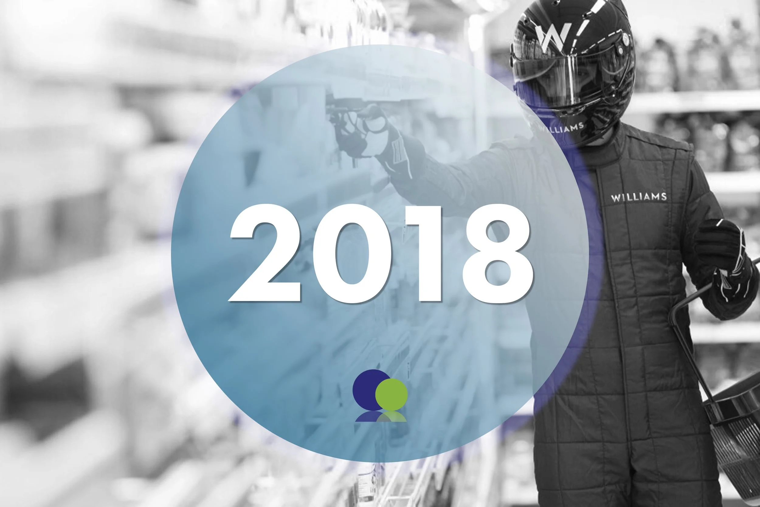 Une personne portant une combinaison de course et un casque fait ses courses dans un rayon de magasin. L'image est recouverte d'un grand cercle bleu contenant le texte "2018" et de petits cercles bleus et verts.