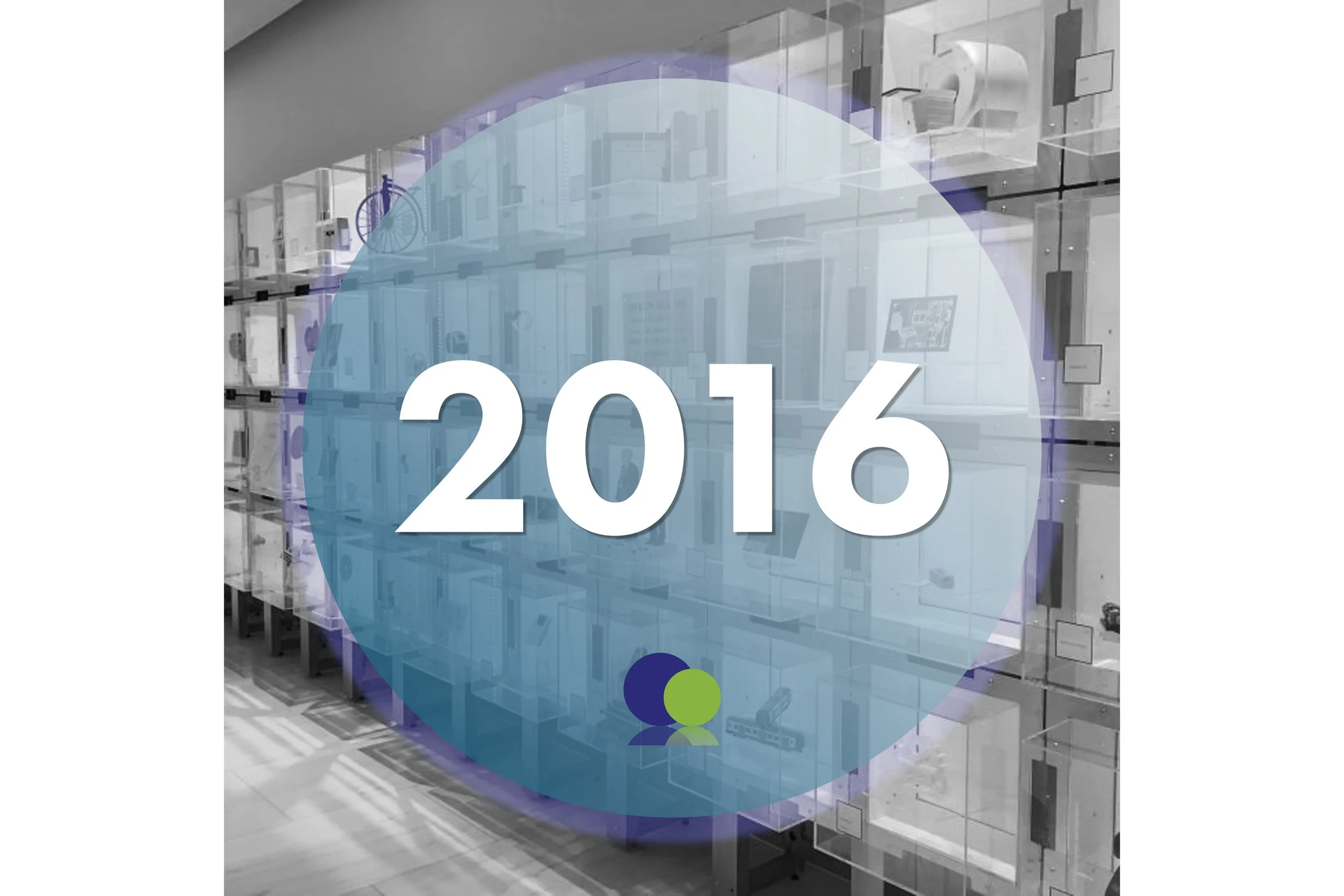 Un graphique numérique superposé avec l'année "2016" en grand texte blanc sur un cercle bleu, placé sur une image en niveaux de gris d'un centre de données ou d'une salle de serveurs avec de multiples baies de serveurs et des câbles.