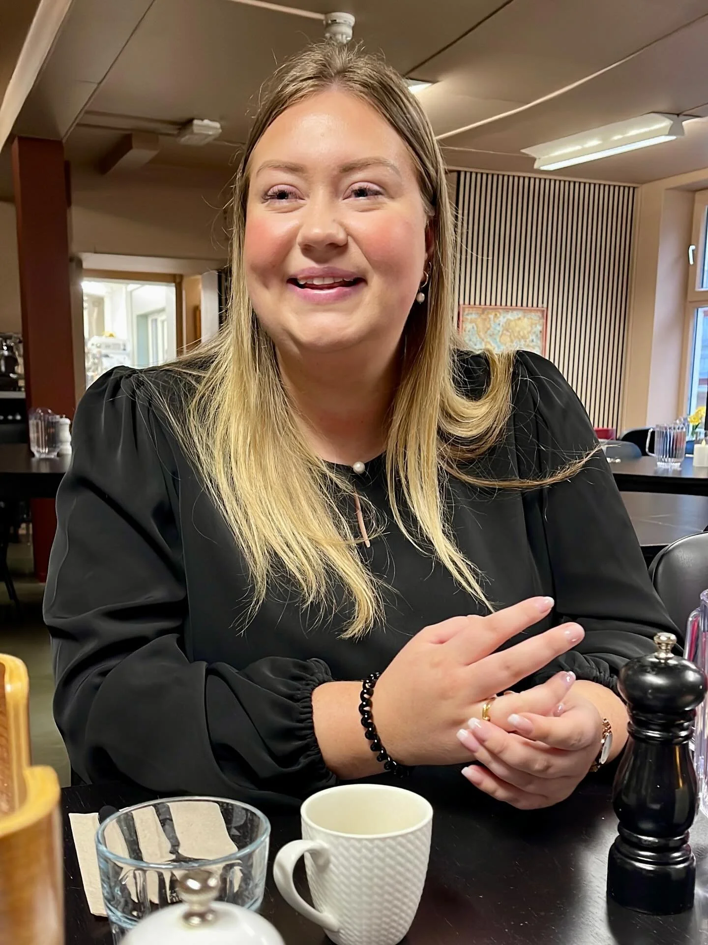 Vi hadde storfint bes&oslash;k p&aring; Fontenehuset Oslo &oslash;st!

Varaordf&oslash;rer @juliannecornelia tok turen innom arbeidsfellesskapet v&aring;rt, og for en dag det ble 💛

Julianne kastet seg rett inn i kj&oslash;kkenarbeidet og lagde sin 