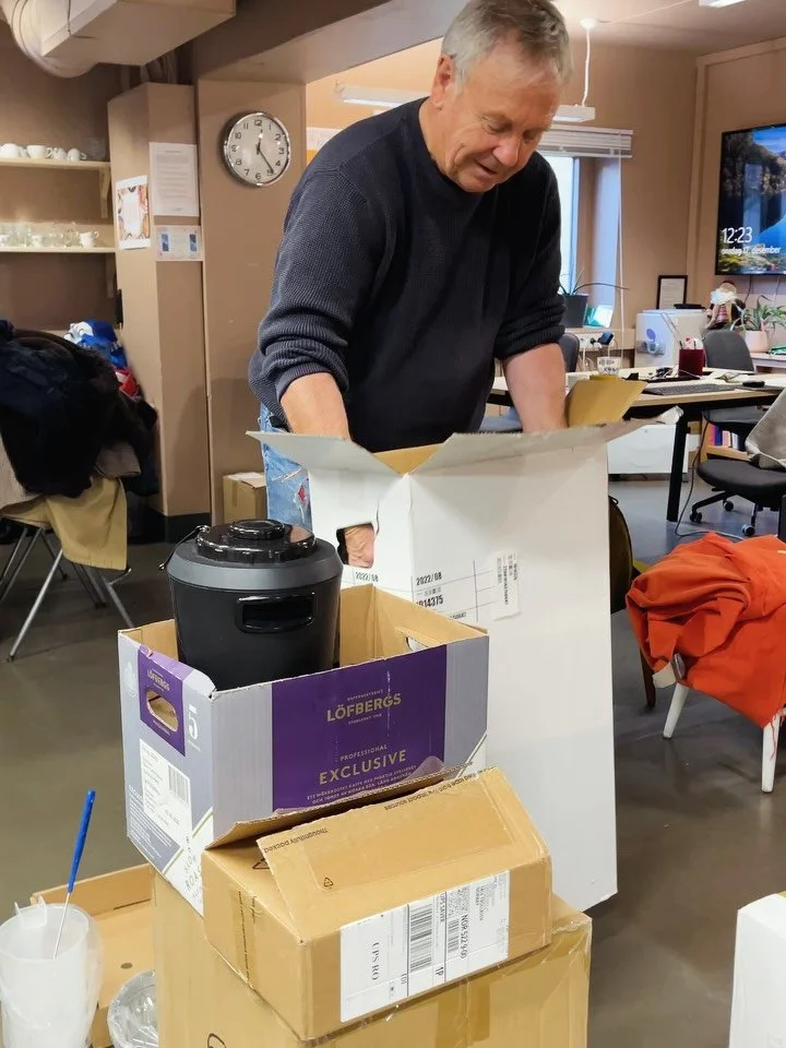 ☕️ Kaffealliansen har v&aelig;rt p&aring; bes&oslash;k og gitt oss en rykende fersk kaffemaskin med tilh&oslash;rende historieoppl&aelig;ring i kaffens reise til v&aring;re kopper. P&aring; den m&aring;ten blir hver kaffekopp en opplevelse i seg selv