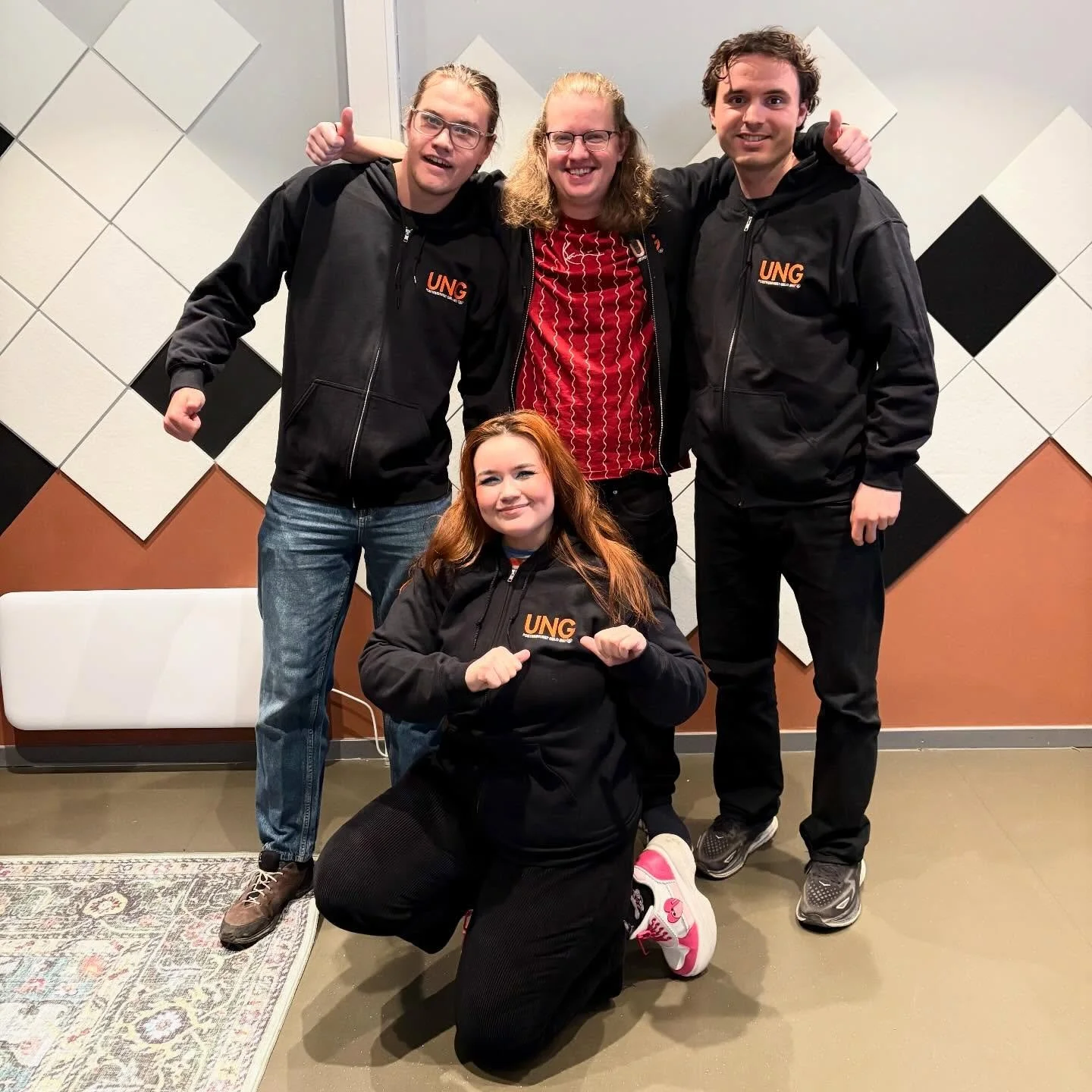 Nye gensere ✔️
Ny logo ✔️
Samme fantastiske UNG-gjeng ✔️😎

Hos oss er aldersgrensen 18&ndash;35&hellip; men vi sier som alltid: UNG is a state of mind 😂

I Fontenehuset UNG f&aring;r du et fellesskap som heier p&aring; deg, aktiviteter du kan vokse