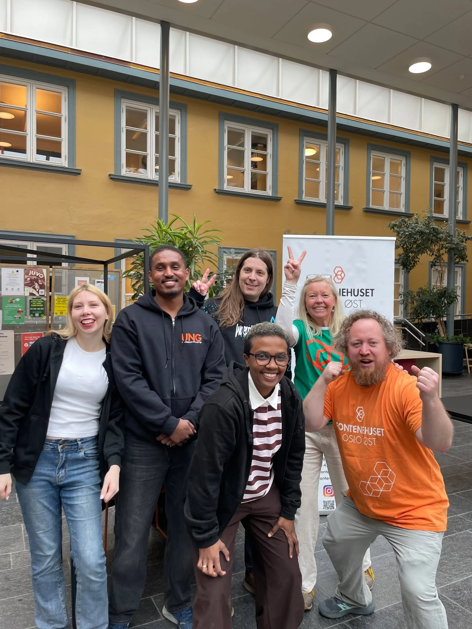 I g&aring;r fikk vi st&aring; side om side med fremtidens helse‑ og sosialarbeidere p&aring; karrieredag ved VID 💙 @vidhogskole @fontenehusetoslosentrum 

Med kopper i h&aring;nden, merch p&aring; kroppen og Fontenehuset i hjertet, rigget vi stand o