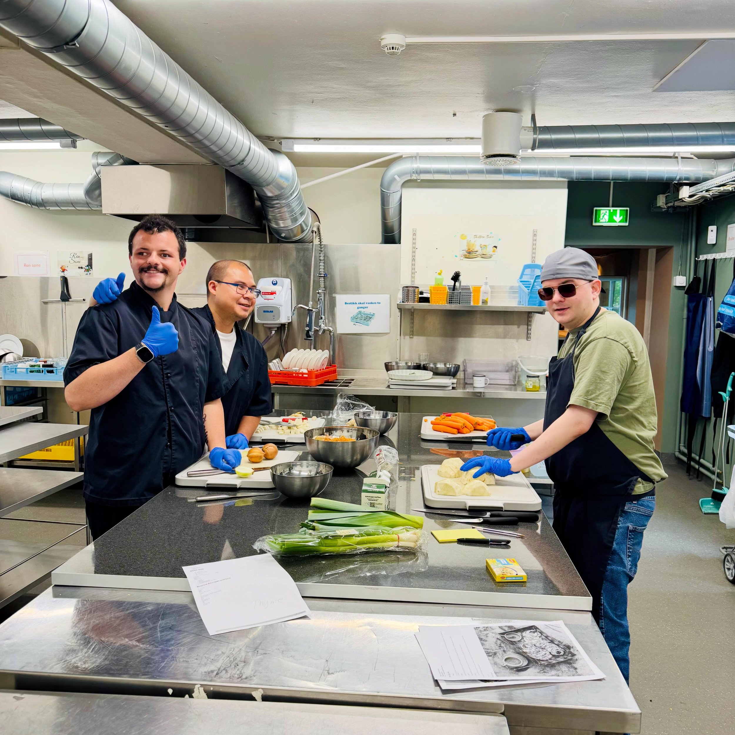 Noen ganger handler fellesskap ikke om de store ordene, men om &aring; st&aring; side om side og gj&oslash;re noe helt vanlig sammen. 🍽️

I dag er det gutta takeover p&aring; kj&oslash;kkenet p&aring; Fontenehuset Oslo &Oslash;st, med storfint bes&o