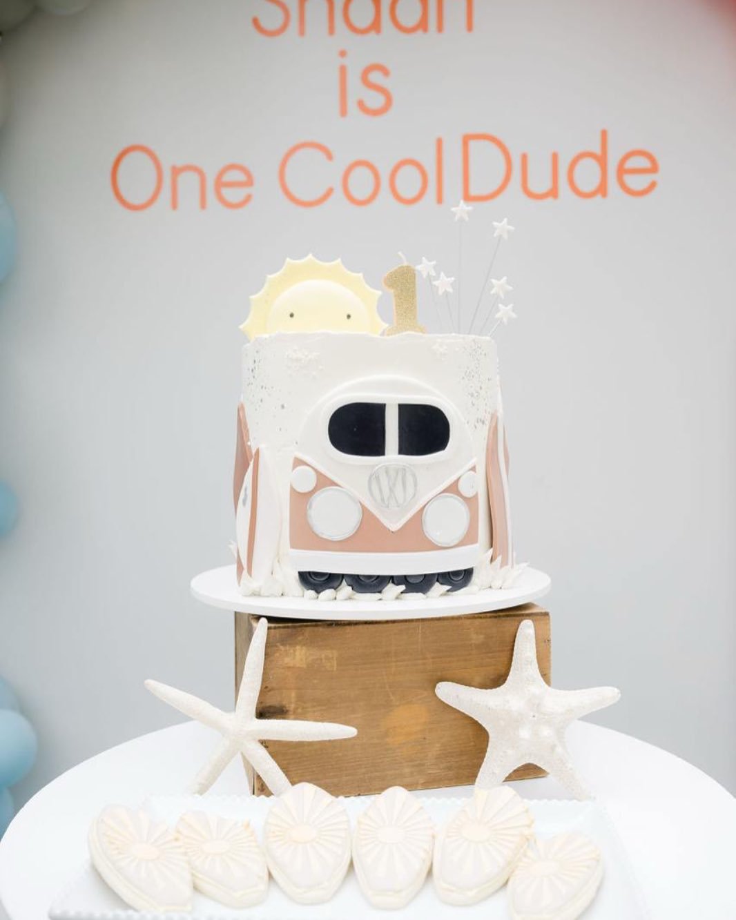 The cake that stole the show! 🎂🚐 This surf-themed party idea came to life in cake form with a custom VW bus design, starfish cookies, and the dreamiest beachy details! A true edible masterpiece.

Tag a friend who NEEDS this cake for their next even