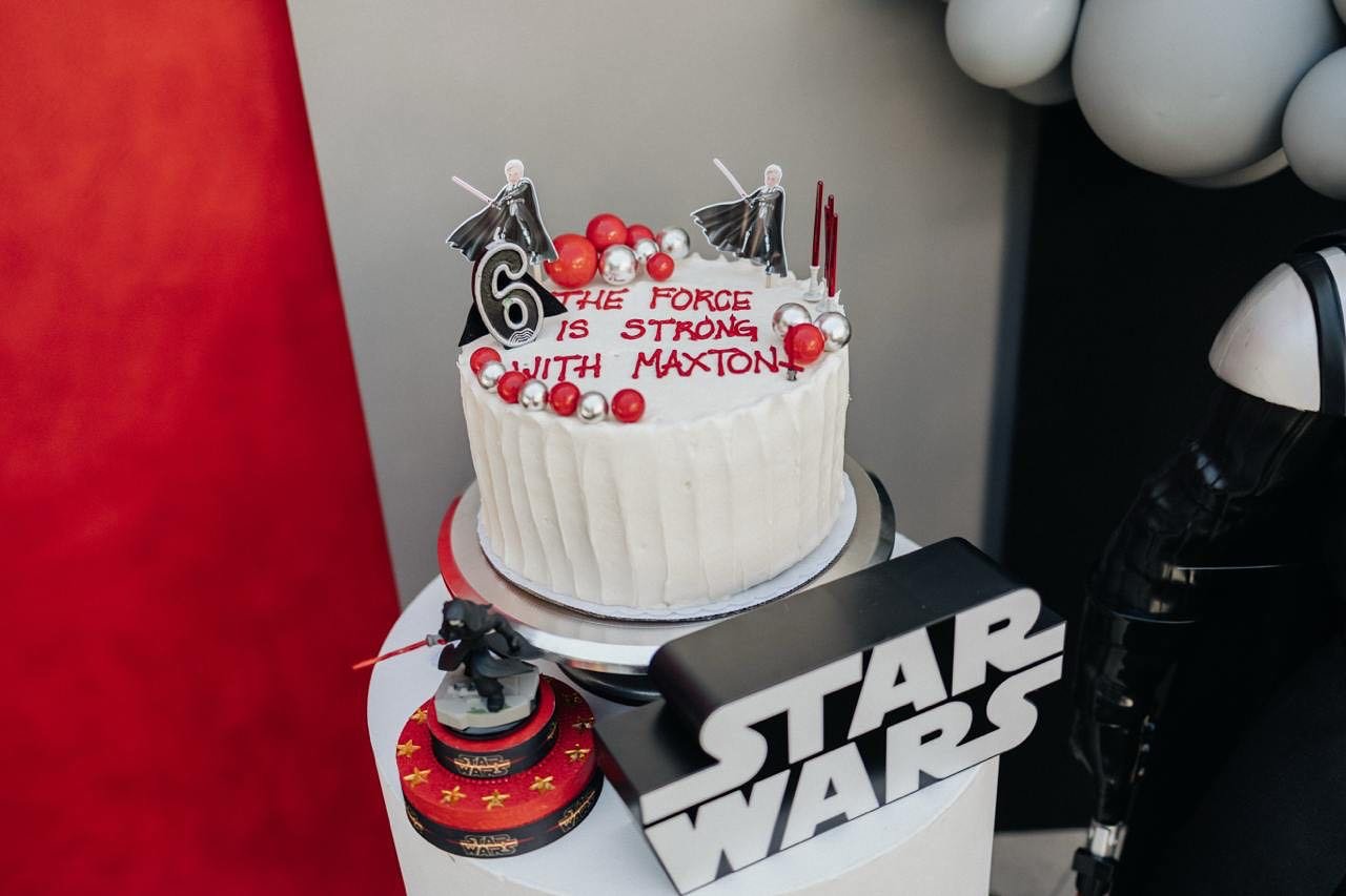 Swipe to see the Star Wars birthday cake! It&rsquo;s the cake every little Jedi dreams of. Topped with Sith Lords, silver and red d&eacute;cor balls, and a bold message: &ldquo;The Force is strong with Maxton.&rdquo;

Save this for your next themed b