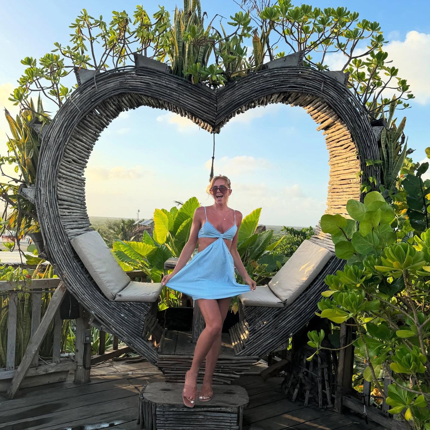 Oh Tulum.. could you BE more instagrammable?!
Take your love to watch sunset in the heart shaped table (with an open bar 5.30-7.30 for just 1200 mxn pp!!) - perfect for your pre dinner drinks!
#tulumparty #tulumconcierge #tulumplanner #tulum #tulu
