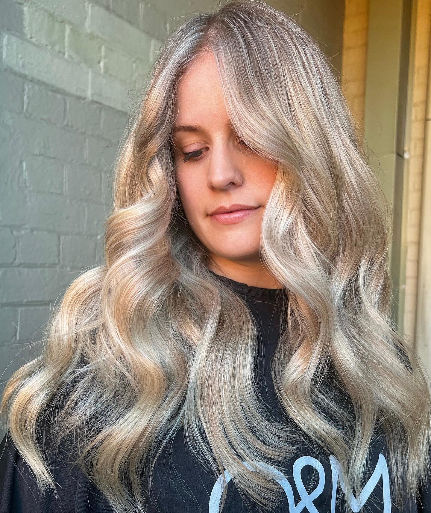 B L O N D E
Obsessed with Helen&rsquo;s luscious bouncy blonde hair 😍😍😍 Perfect soft wave styling using our forever @ghdhair_anz @ghdhair Curve Soft Curl Tong!!
#creamyblonde #blondehair #blonde #longhair #livedinblonde #hairtrends #hairtransforma