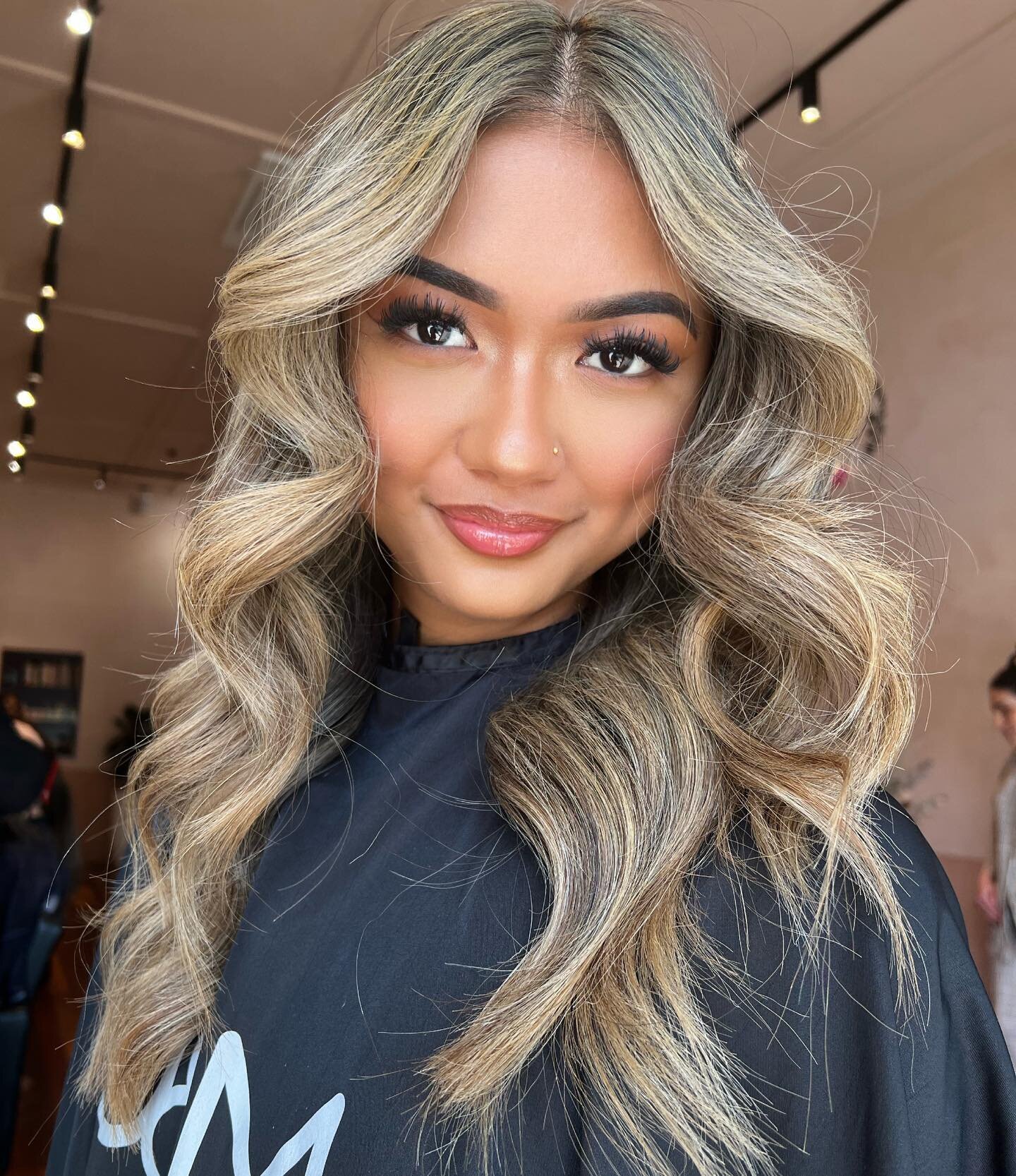 HAPPIEST 18TH BIRTHDAY TO OUR ANGEL FACE @juliecasingal 🎉🎉
We hope you have the best weekend with you&rsquo;re family &amp; friends 🤍
Colour by Monique
Cut by @damien_infinityhair 
MUA @shannonhope_makeupartist