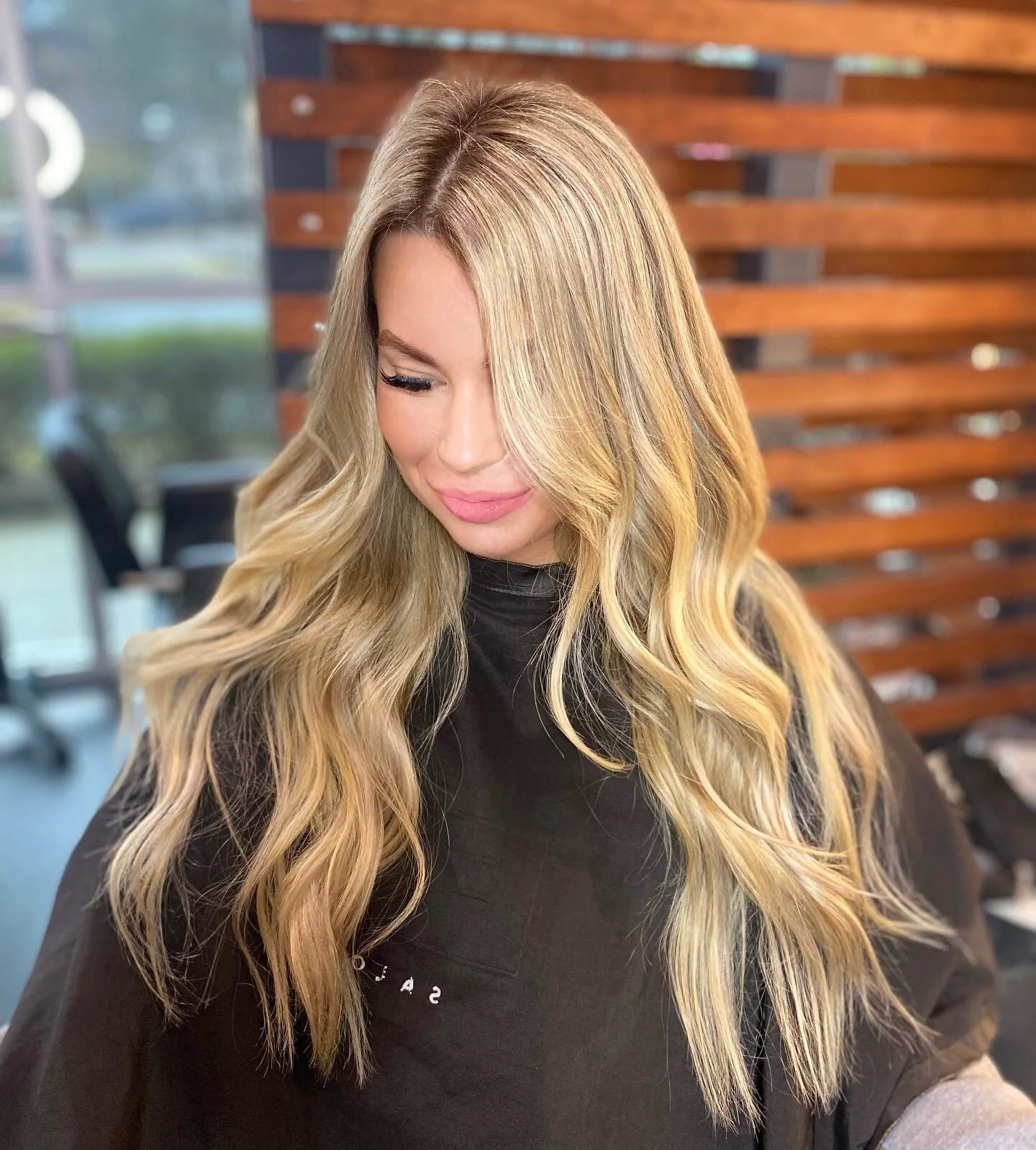 Swipe to see this amazing transformation that @_glam_by_han_ did 🤍🤍 Full head of highlights &amp; a row of extensions ‼️