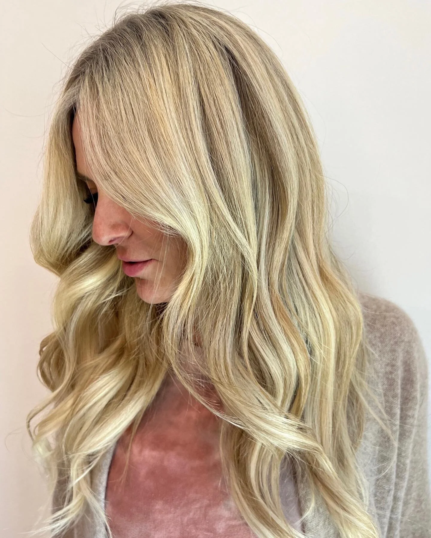 How stunning is this blonde ✨👏🏼 // @hunjanlydiac has the dream hair!! Bright blonde done by @natalieb.thefix &amp; 2 rows of handtied extensions done by @beautyxmagj 😍🙈