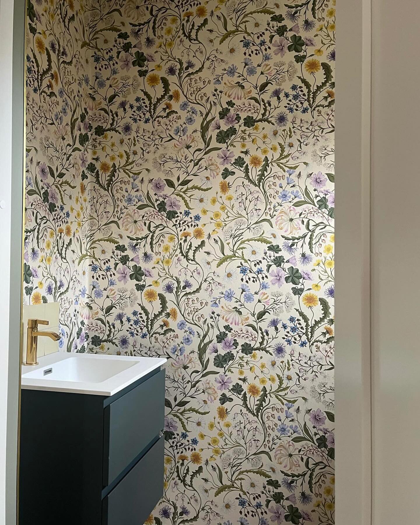 A contemporary space for a Scandinavian home, using our most popular Lost Garden design. I love seeing how customers incorporate my wallpaper into their homes. Paired with brass finishes and a pop of dark teal.

Thank you @hellybell for the photos of