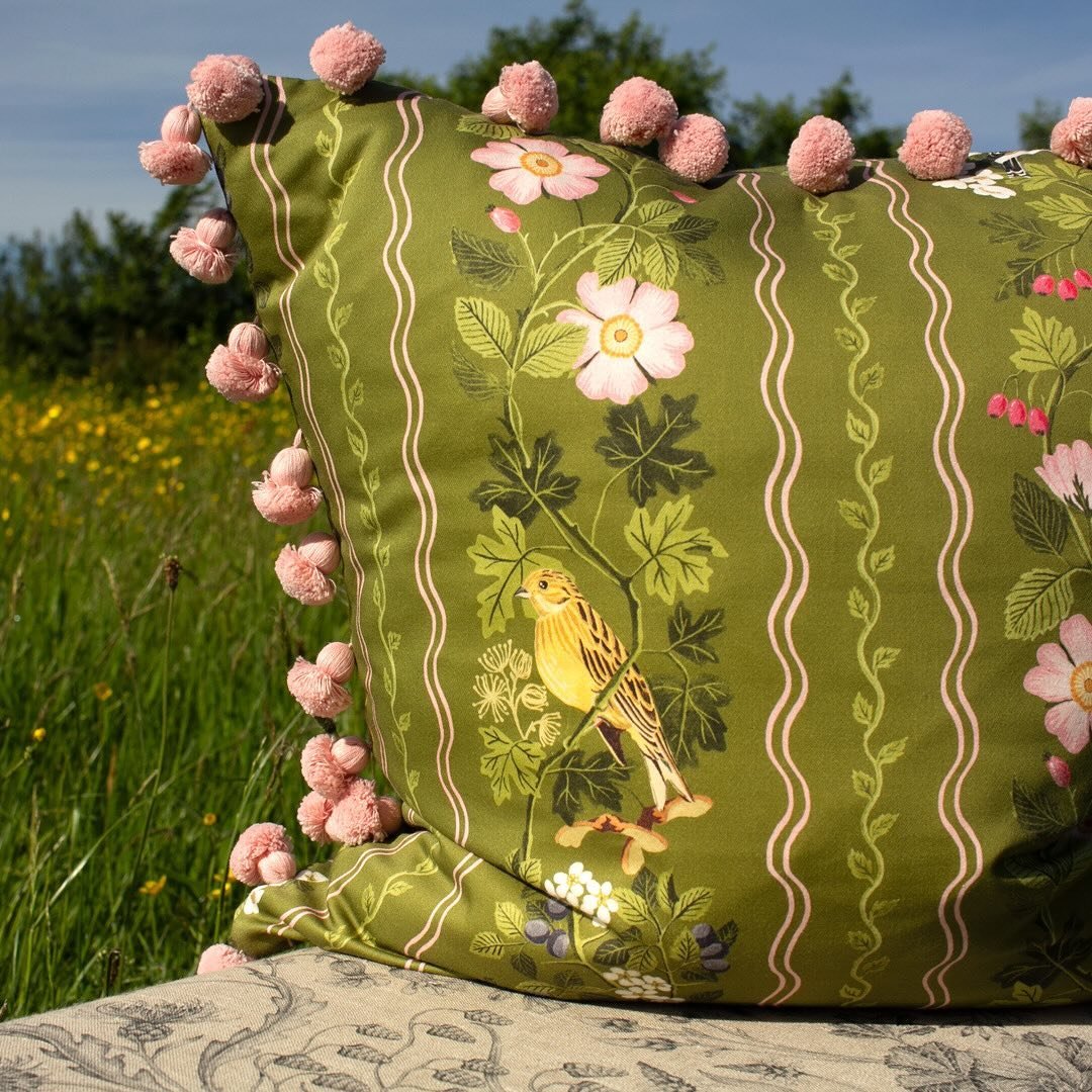 Sun&rsquo;s out so I thought I&rsquo;d drag my cushions out for a little photoshoot. The dog walkers thought I was a bit weird 😂

I sampled the Hedgerows pattern in Moss on cotton satin to create a super cute cushion for my show. I paired it with so