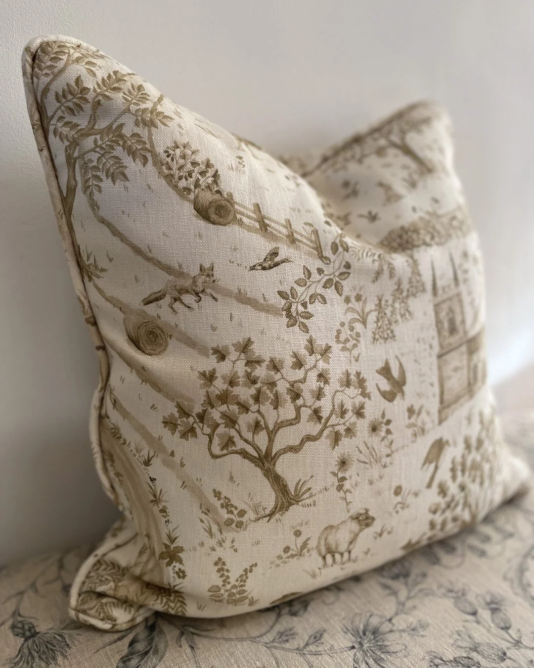 Daily-Walk---Wet-Hay---Linen-Square-Cushion-with-Piping_Side_2.jpg