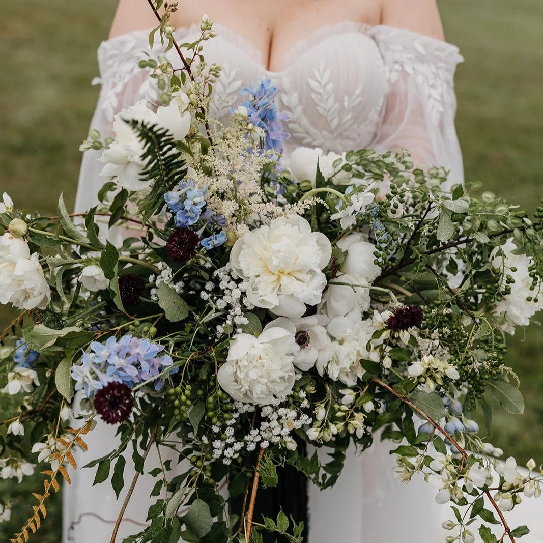 Manifested fog and overcast to compliment the moody, dark and dramatic color palette... evoking a sense of romance, intimacy, and a hint of the mysterious
.
.
.
.

🌹@topblossomfarm 
📸@melissagebert