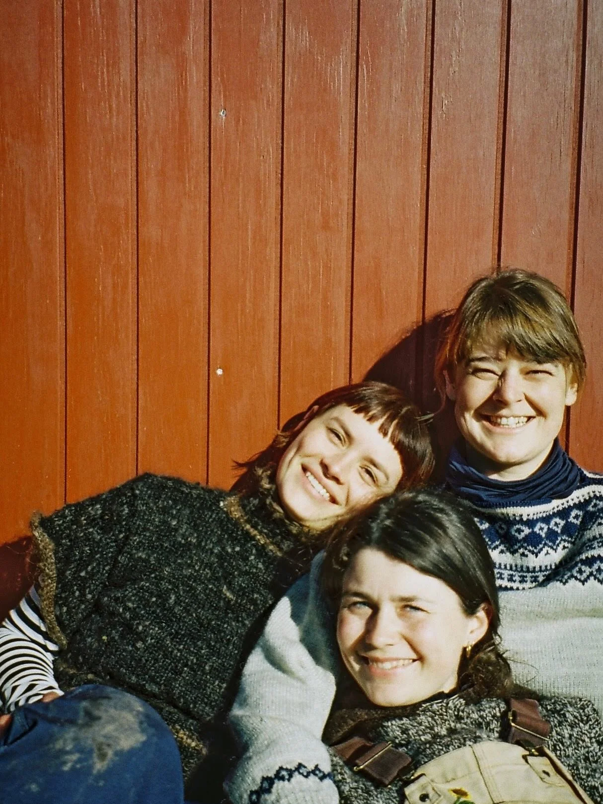 Her er vi, fra venstre Julie, Marie og Caroline :) 

Der er sker mange ting p&aring; marken i dette for&aring;r, vi har f&aring;et &aelig;nder, et tinyhouse og nyt flis. Vores sm&aring; planter har det godt i drivhuset, og vi skal huske at s&aelig;tt