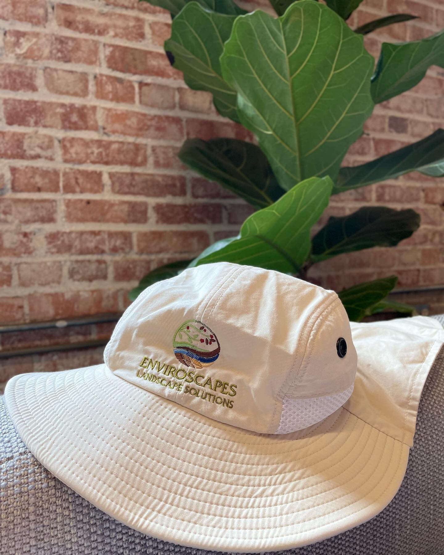 When fun meets functional 🤩 

Zipper pocket perfect for an ice pack to keep you cool, clip to keep your hat on when it&rsquo;s windy, and sun protection all in one? Yes please 🙌🏼

#landscaping #brandedmerchandise #promotionalproducts #hat #functio