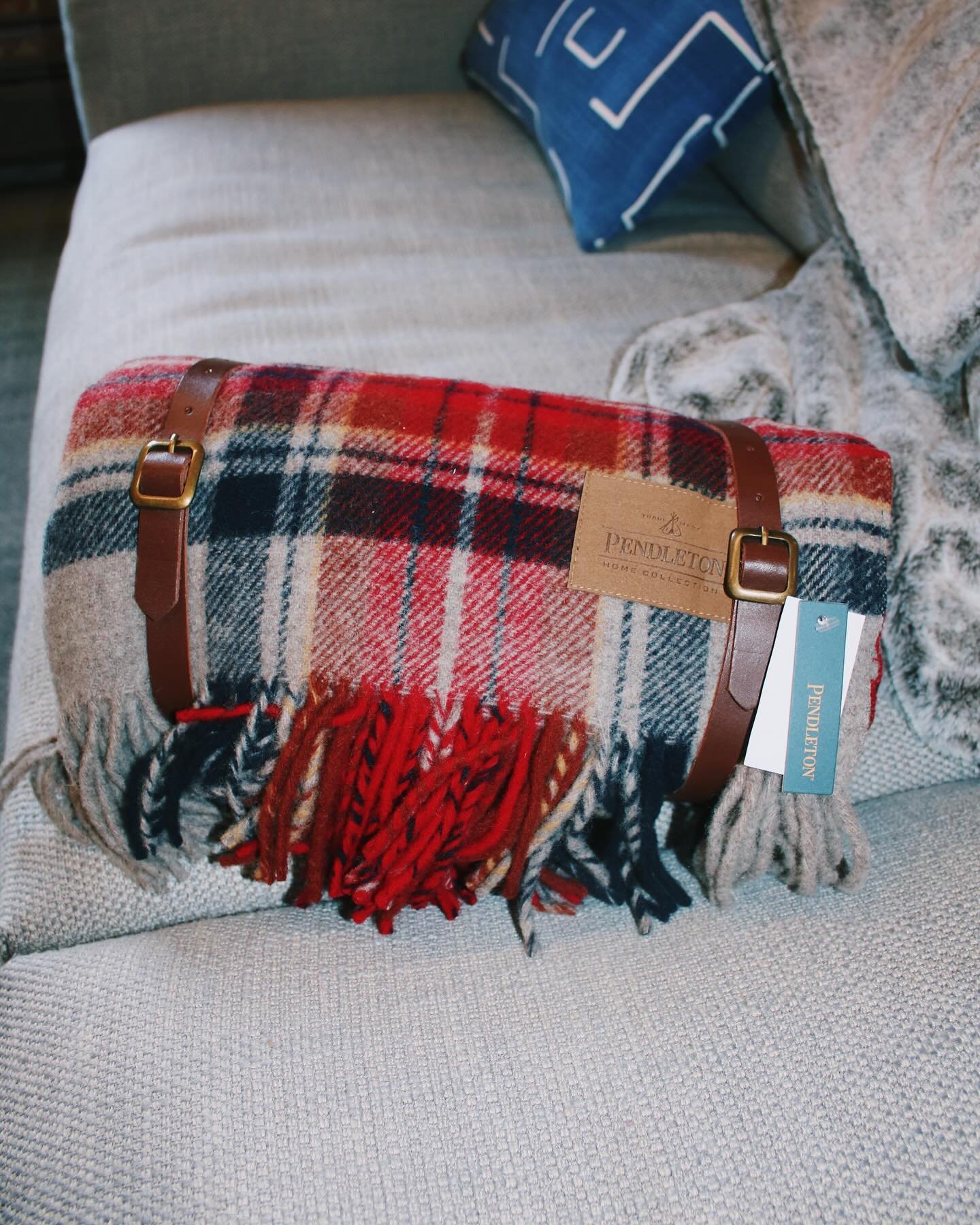 Temperatures dropping calls for cozying up with @pendletonwm 🍂 These brilliant colors and pattern captures the fall spirit and is a wonderful gift for employees/clients! 

#Shwagger