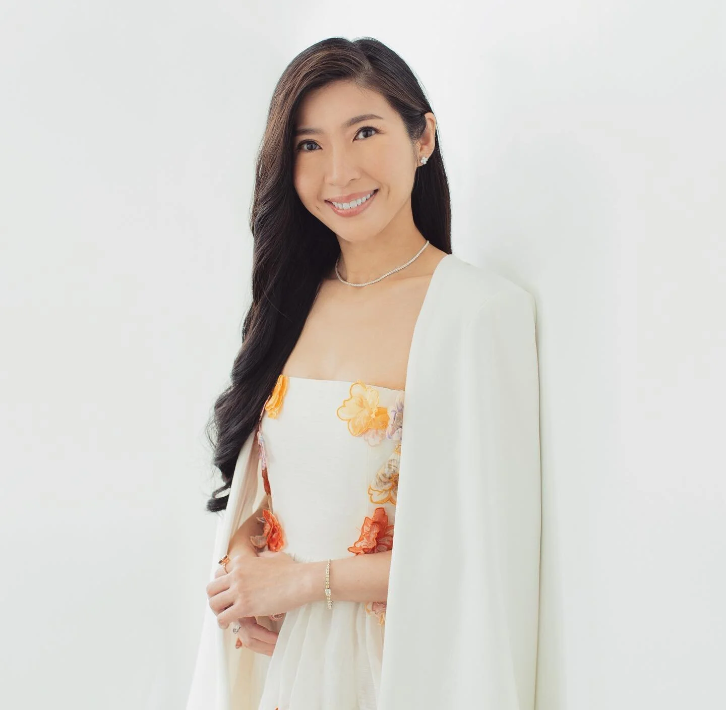 November is an exciting month for us as we introduce Dr Lee Hanjing, a highly skilled and experienced plastic surgeon. She has a passion for helping people to feel confident and beautiful, and her work has helped many people to achieve their desired 