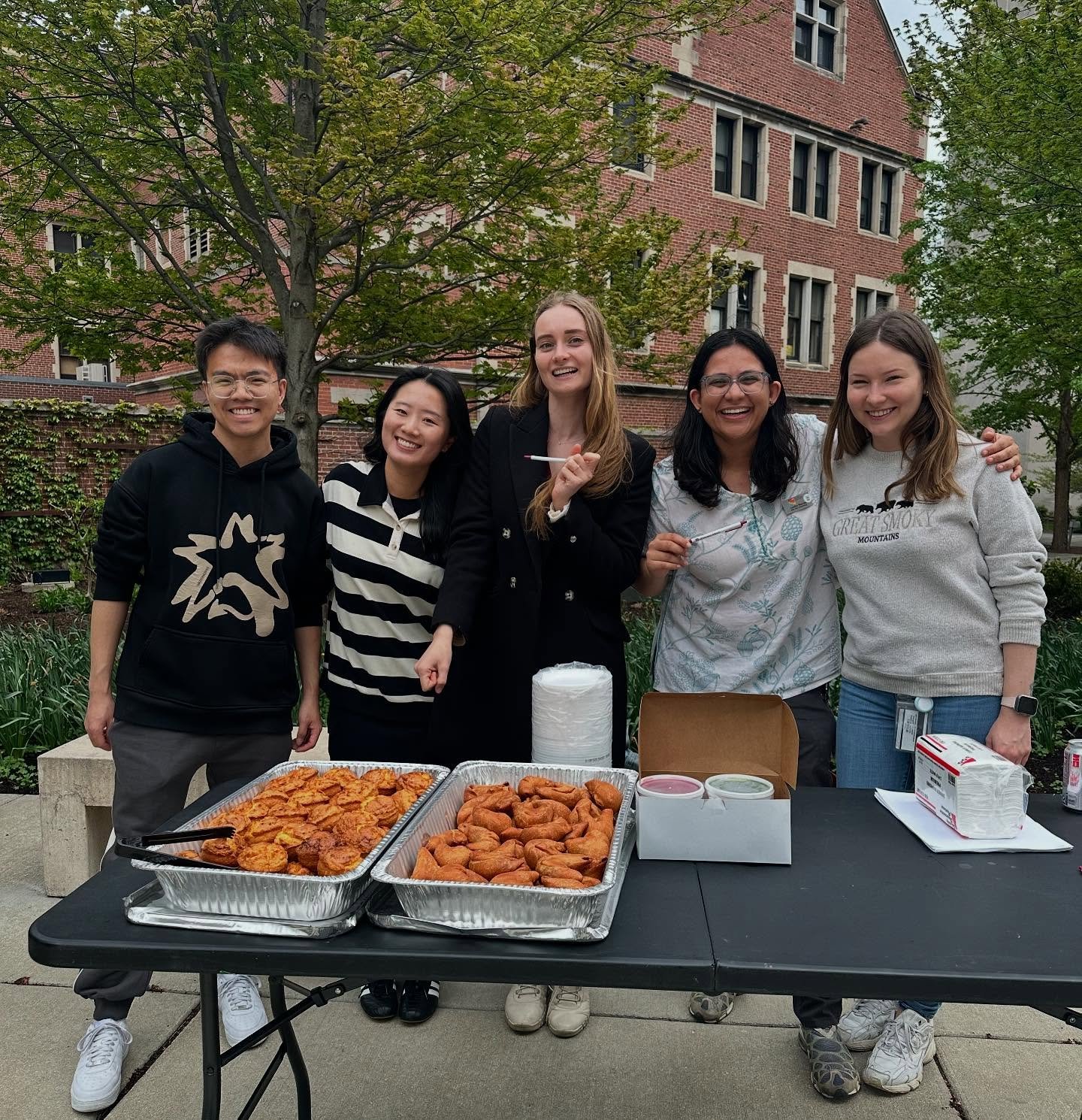 Scavenger Hunt Right Now! 
Come and join us for scavenger hunt &amp; good muffins and Samosas 

Come find us at Crerar Quad 🙌
