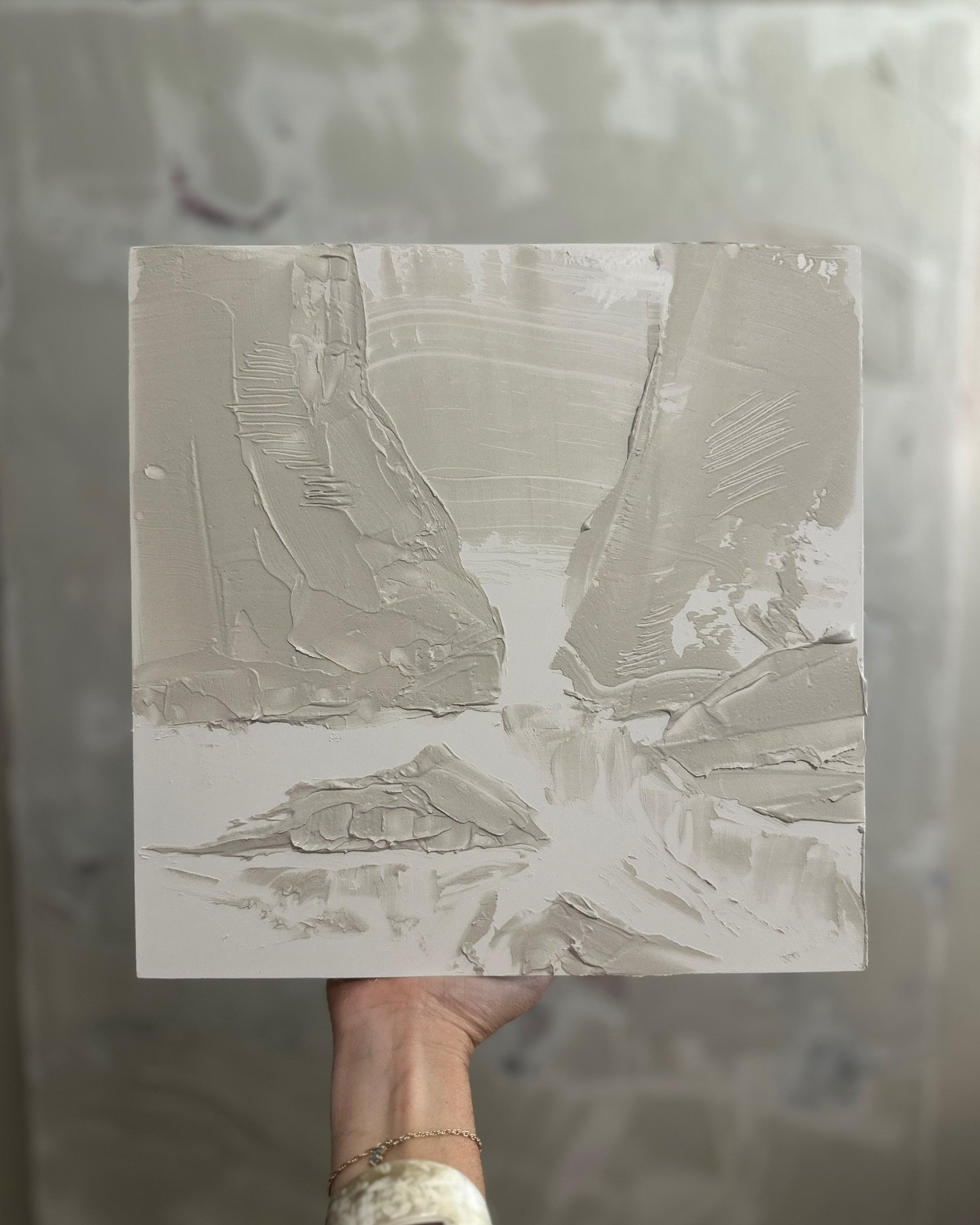 🙋&zwj;♀️ if you like texture in your paintings?

Laying down texture is such a satisfying part of the painting process and it&rsquo;s the #1 thing people call out when they&rsquo;ve seen my art in person.

#austinartist #satisfying #texturedart #lan