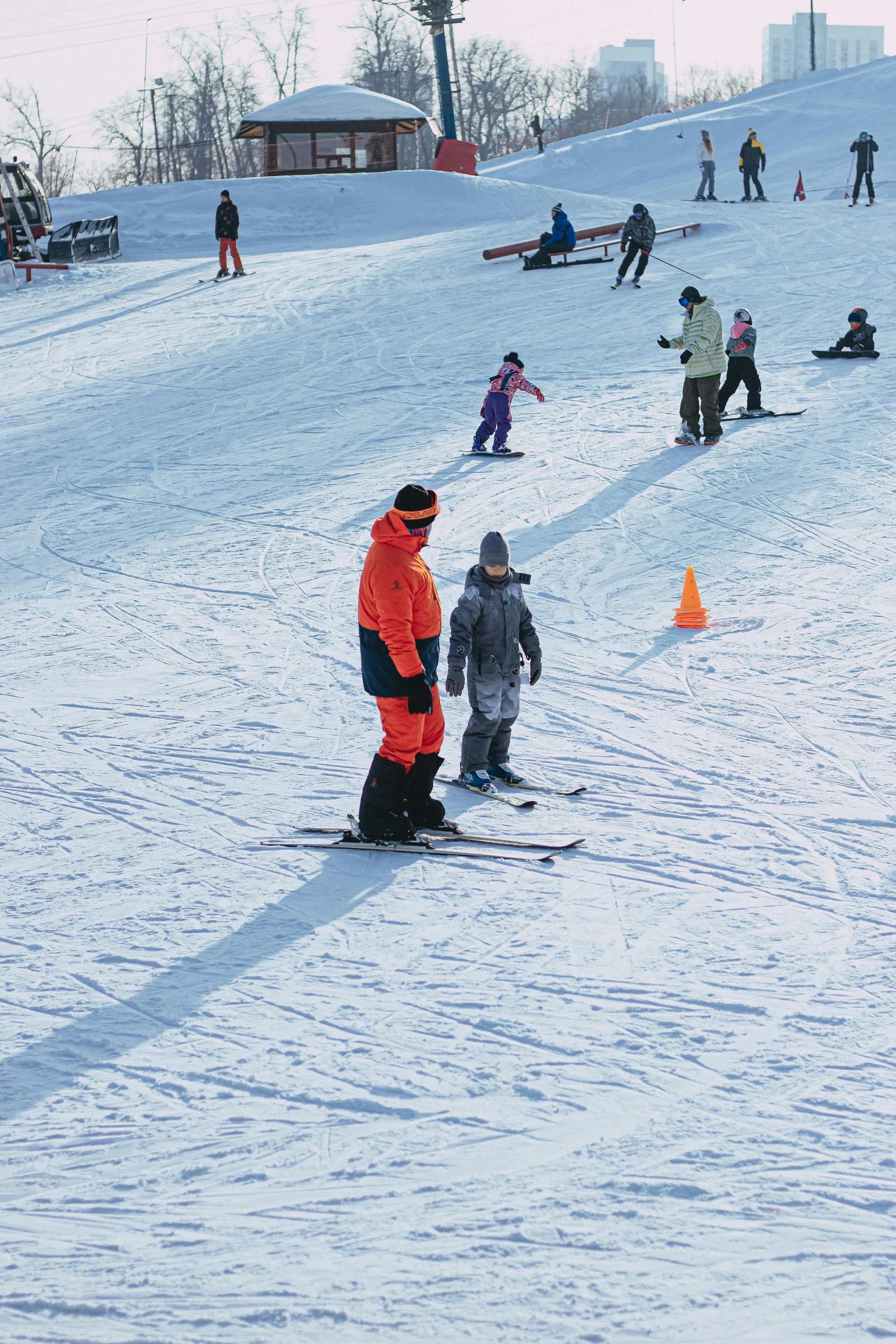 kids getting ski lessons