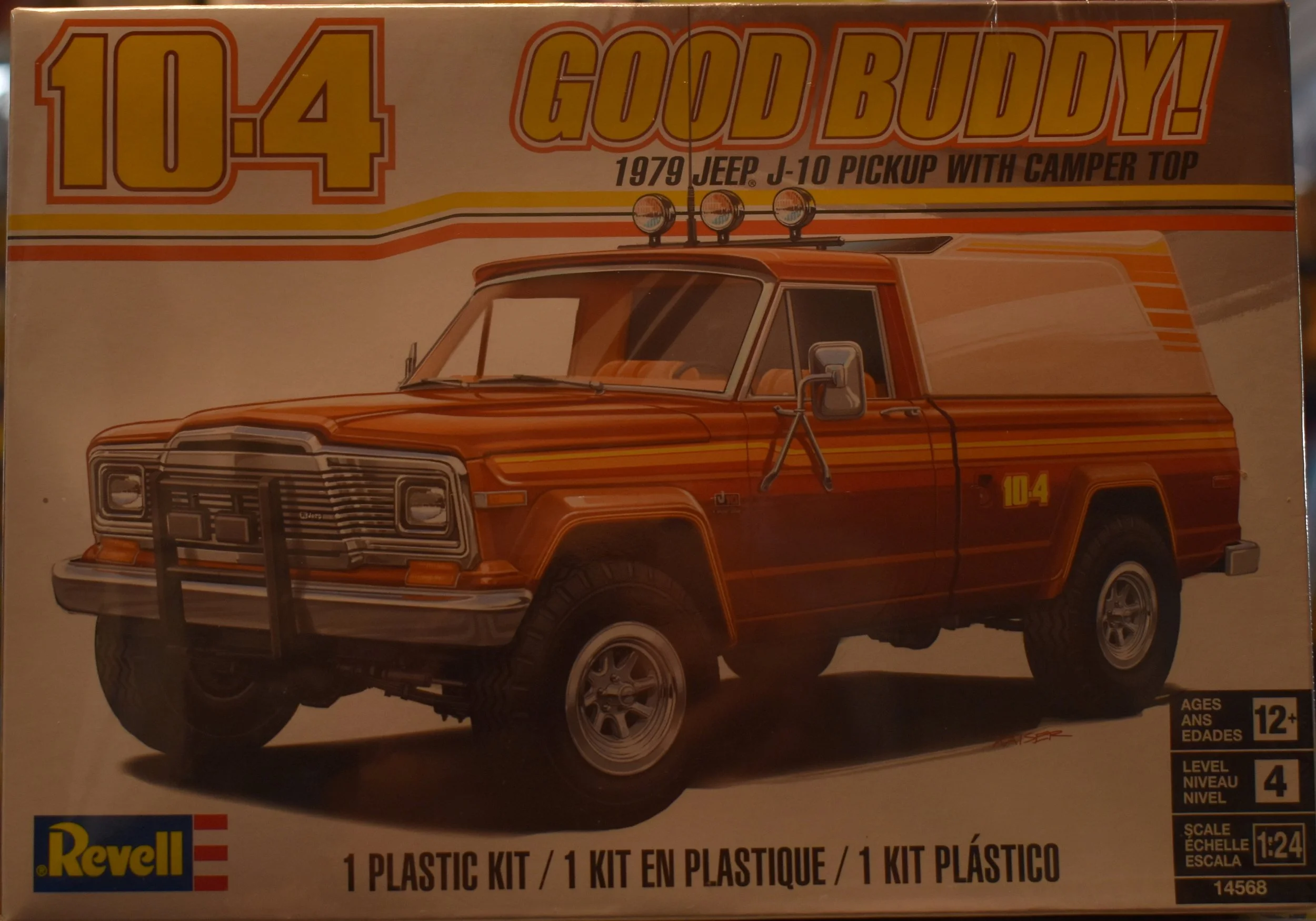 Revell 1/24 1979 Jeep J-10 Pickup with Camper Top