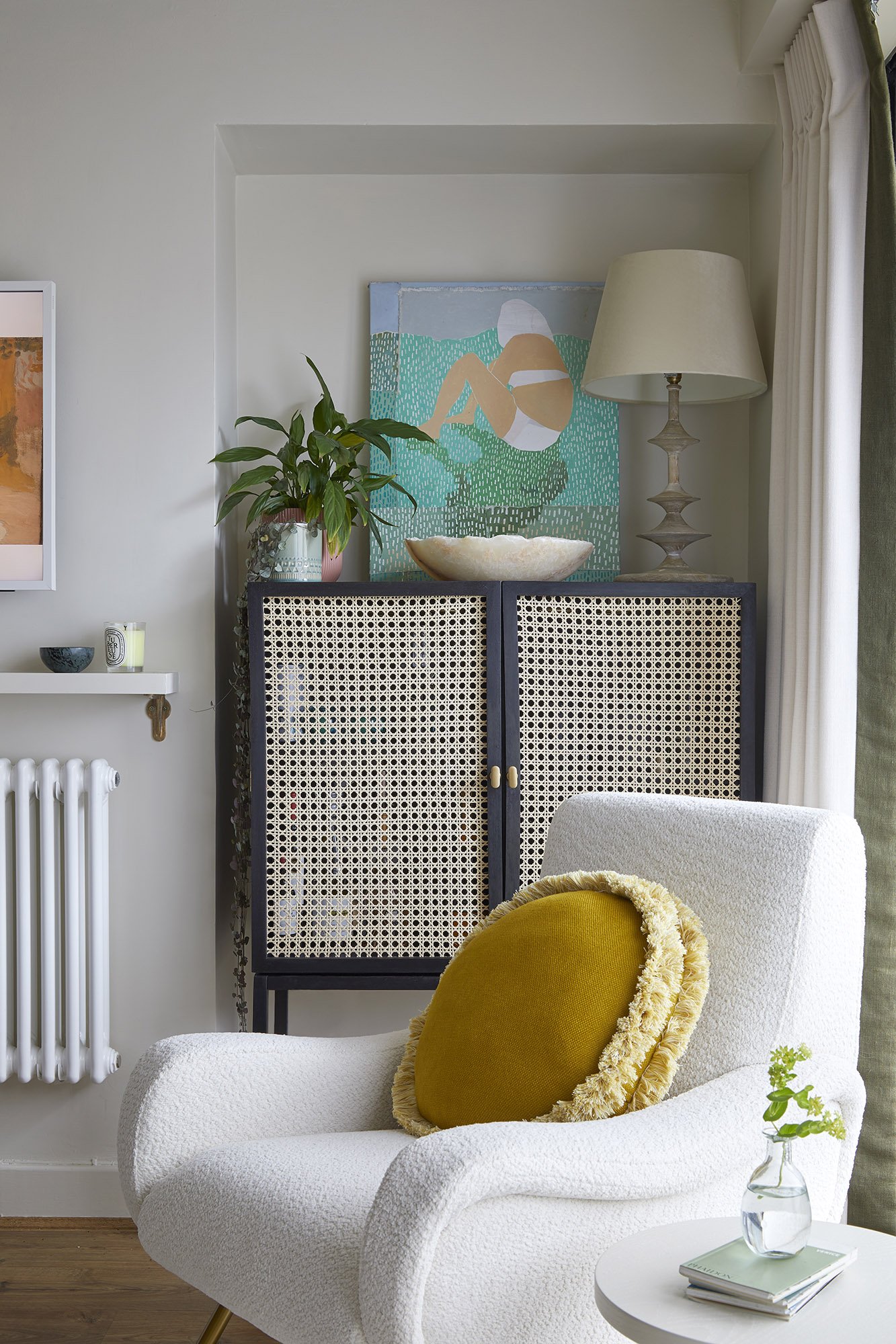 Bespoke_round_lion_cushion_victoria_covell_interiors_islington_flat_project.jpg