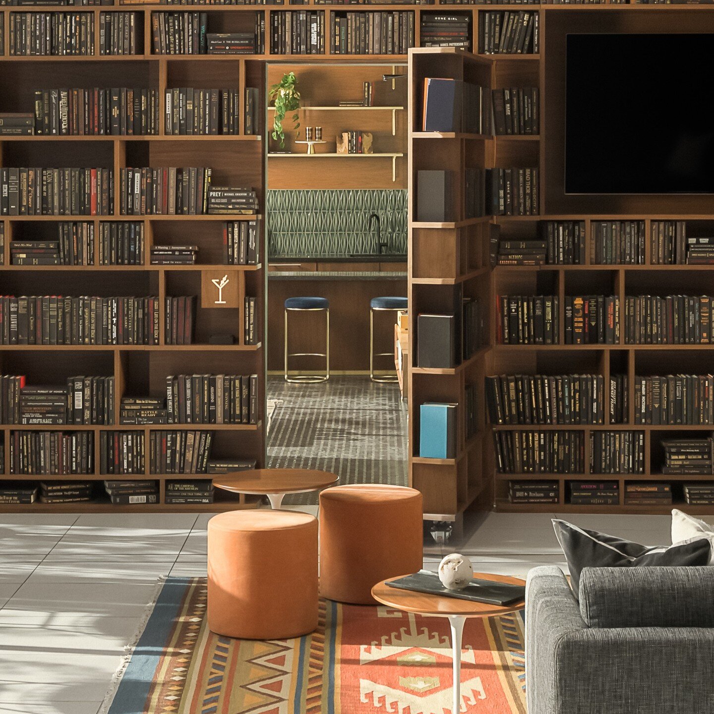 We are crushing on this project located in the heart of Phoenix😍 

Who wouldn't with this perfect mix of Mid-Century Modern design and contemporary comforts?

#interiordesign #midcenturymodern