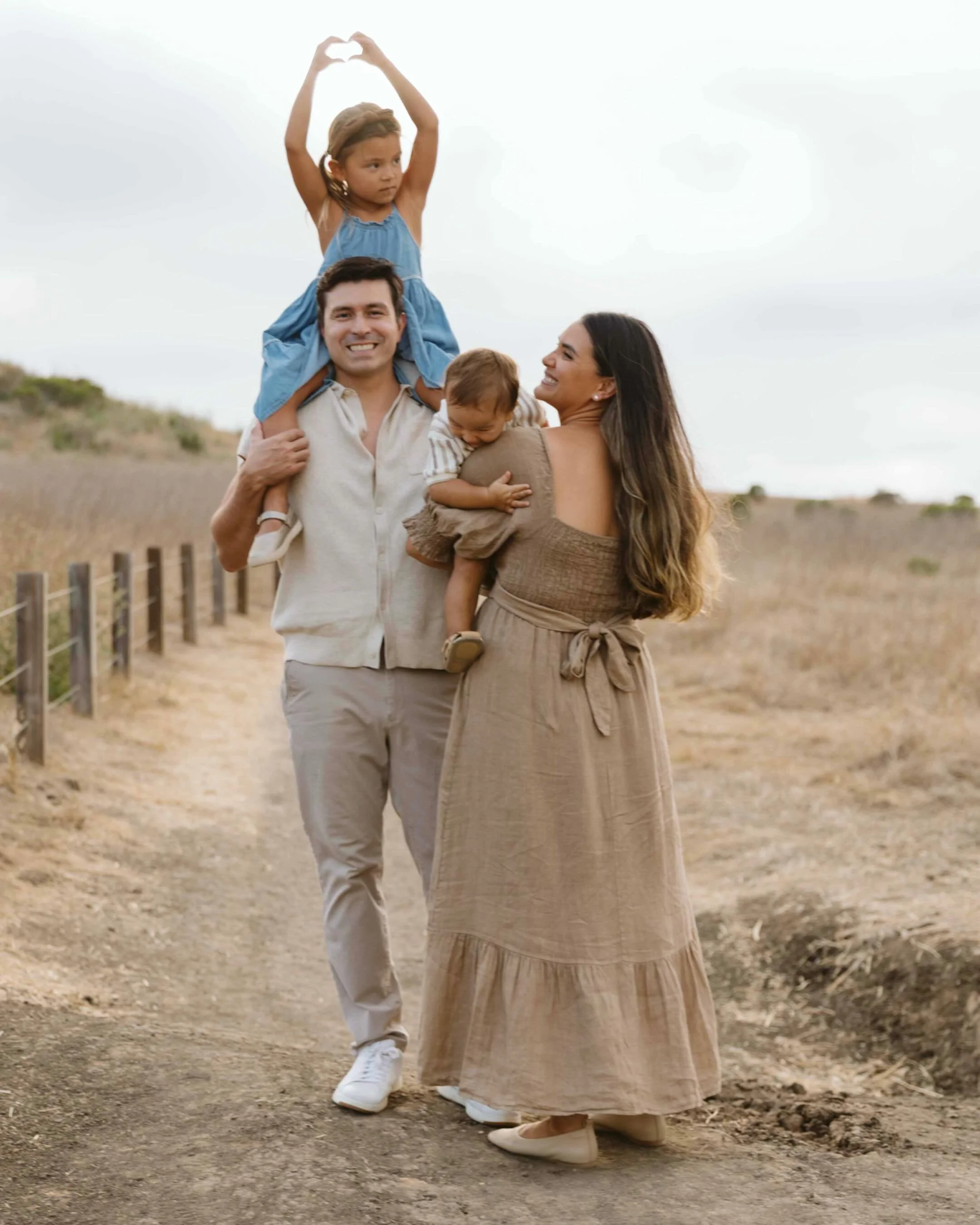 Last session of the spring season 🌼🌿
I feel so lucky to get invited in for a short window to witness a family&rsquo;s love. The smiles from this one were especially infectious. 

#orangecountyphotographer #irvinephotographer #familyphotography