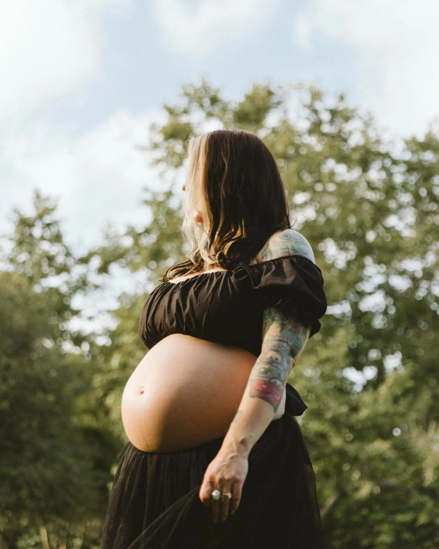 3rd trimester with pizza and cake !!! A dream collab 🍕🎂

When C reached out to me asking if I was up for a non-traditional, creative maternity session involving food, I couldn&rsquo;t have said yes faster. 

Solo maternity sessions feel more vulner