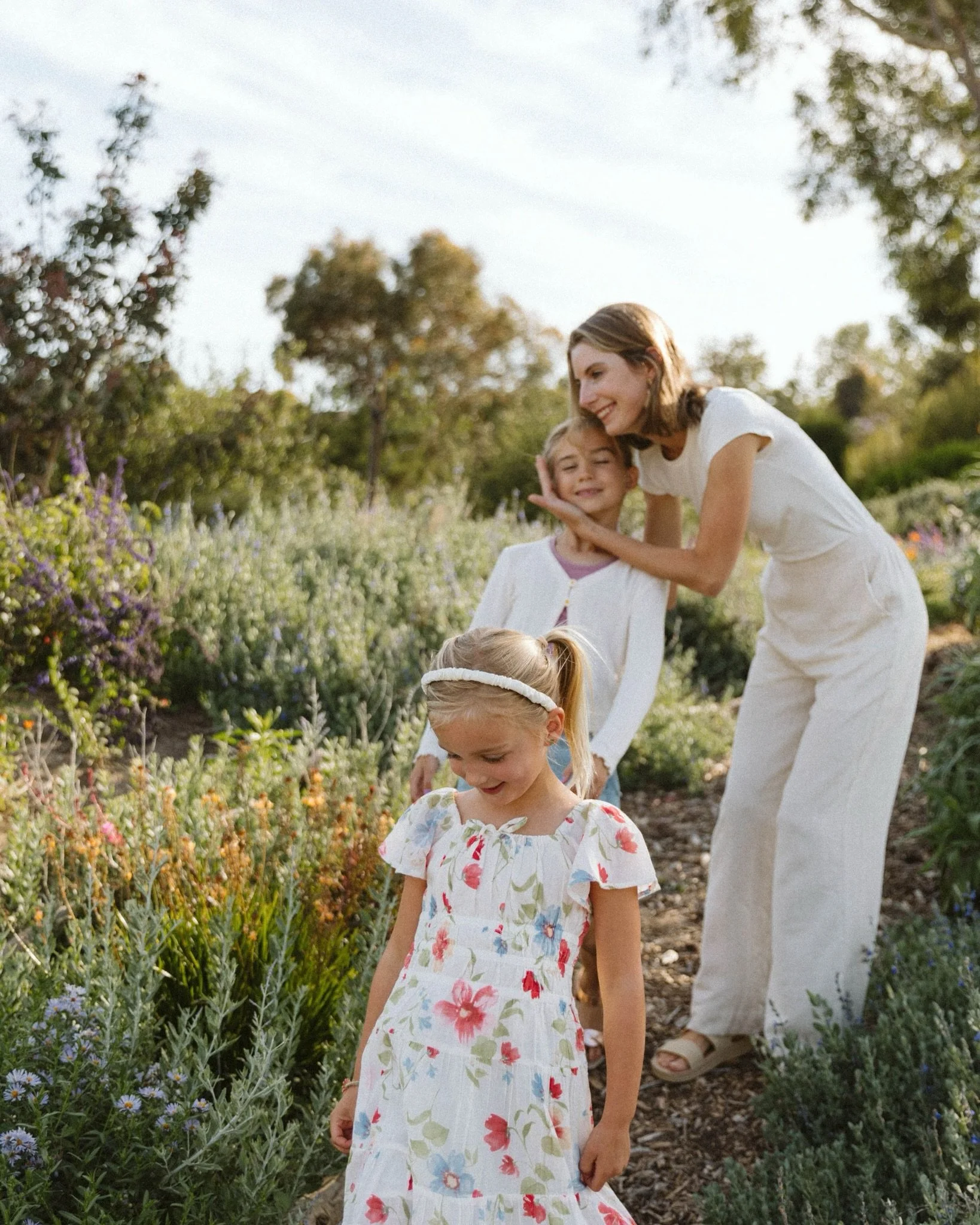 Can we make every motherhood session a lovely evening stroll through a secret garden?! 🌸

Big thanks to @ophelie.doula.oc for suggesting this location &amp; for showing up and making magic with her sweet daughters ✨ I really think there&rsquo;s no b