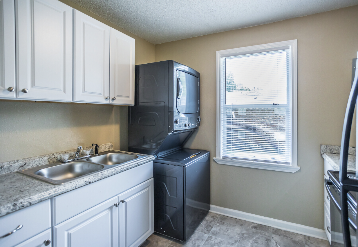 Gallery — The Courtyard at Waring Park Apartments in Memphis, Tennessee