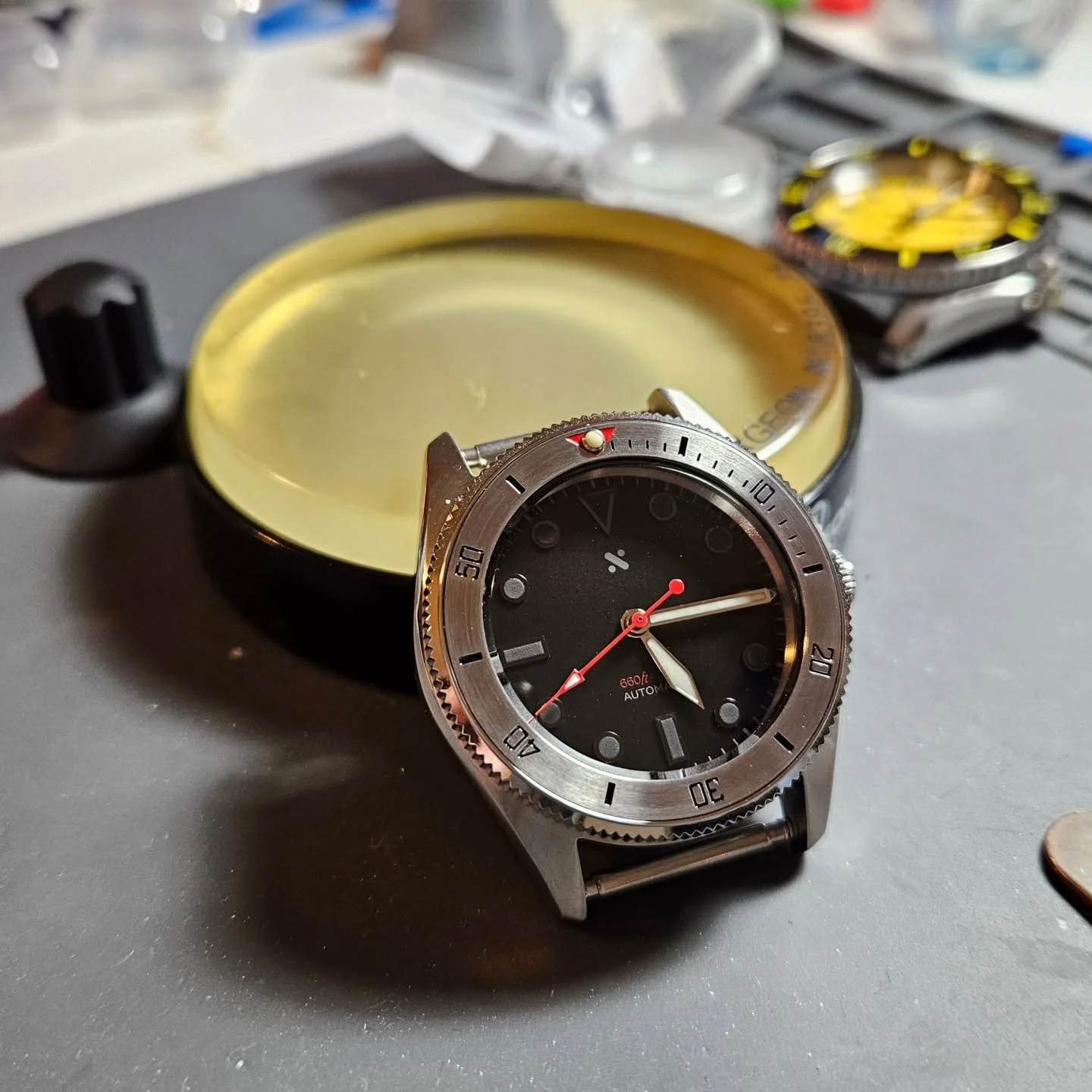 Skx013 commission in Black and Red. Simple and clean. 

This watch is not currently available. Message now if you're interested in having one, or something similar, built!

All watches can be further customized. Feel free to reach out with questions 