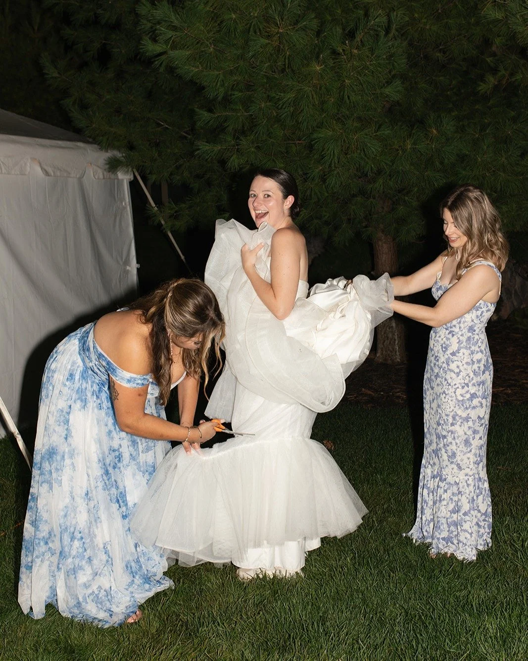When this iconic bride wants you to cut her dress, you cut her dress 💃 

photographer @meganputneyphoto 
coordinator @weddings.brooke 
venue @1000islandsharborhotel