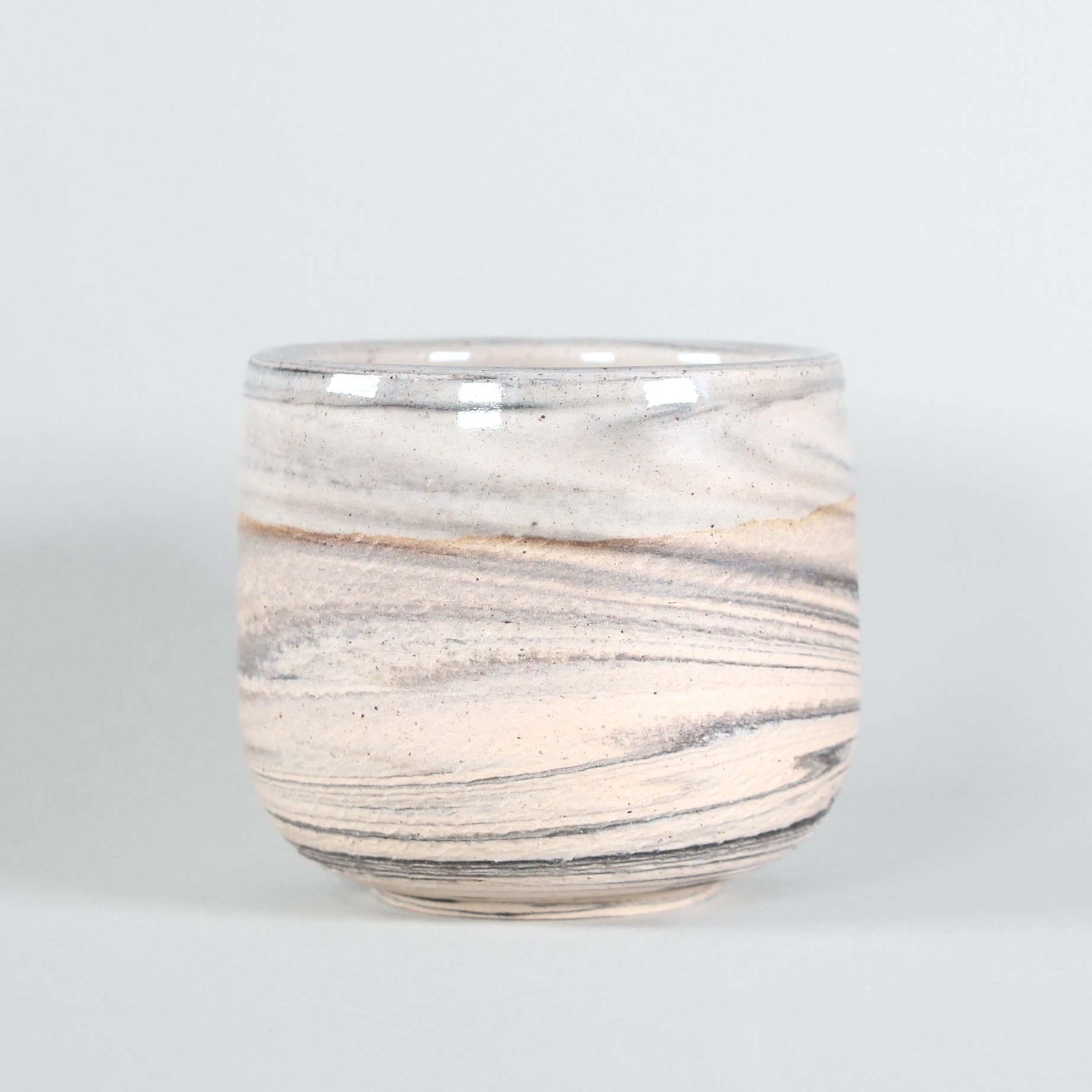 Color Combo: Monochrome (less back)
||| Key Colors: White, Black
||| Body Shape: Han Tsutsu | Short cylinder with a rounded base and tapered foot.
||| Finish: Light rounded patterned chattering