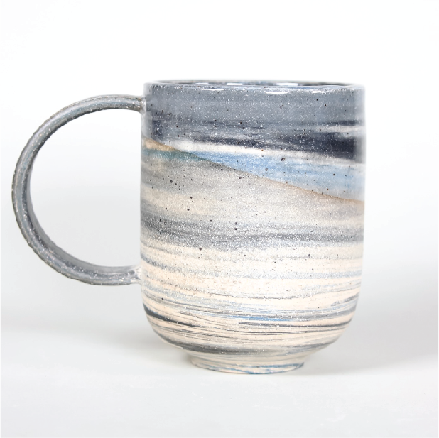 Color Combo: Winter Lake
||| Key Colors: White, Black, Mazarine Blue
||| Handle Style: Arc
||| Body Shape: Tsutsu | Cylinder with a rounded base and tapered foot.
||| Finish: Smooth