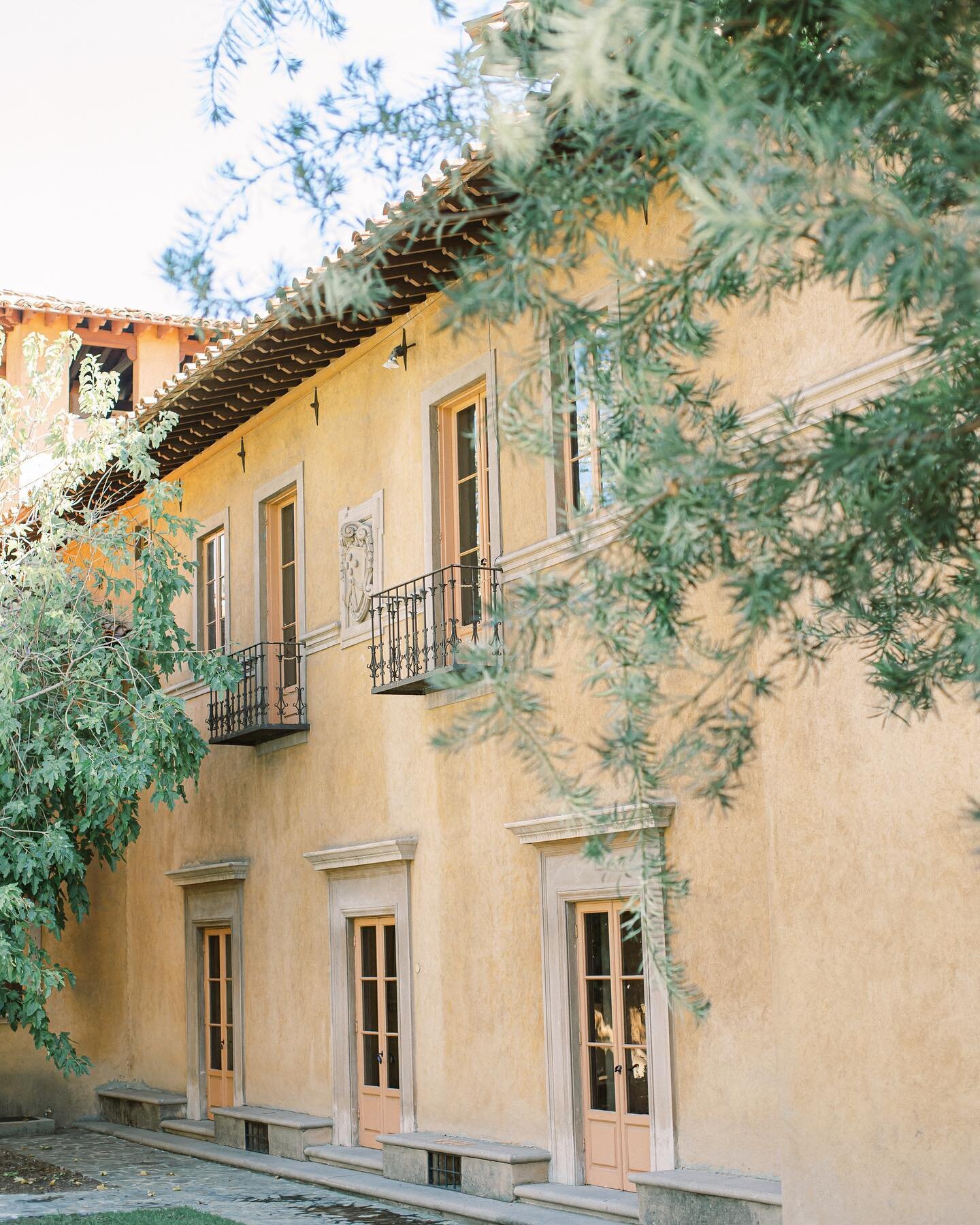 We LOVE a venue with  European-inspired architecture that can just transport you to another place! 🤩

Photo: @xoandfetti