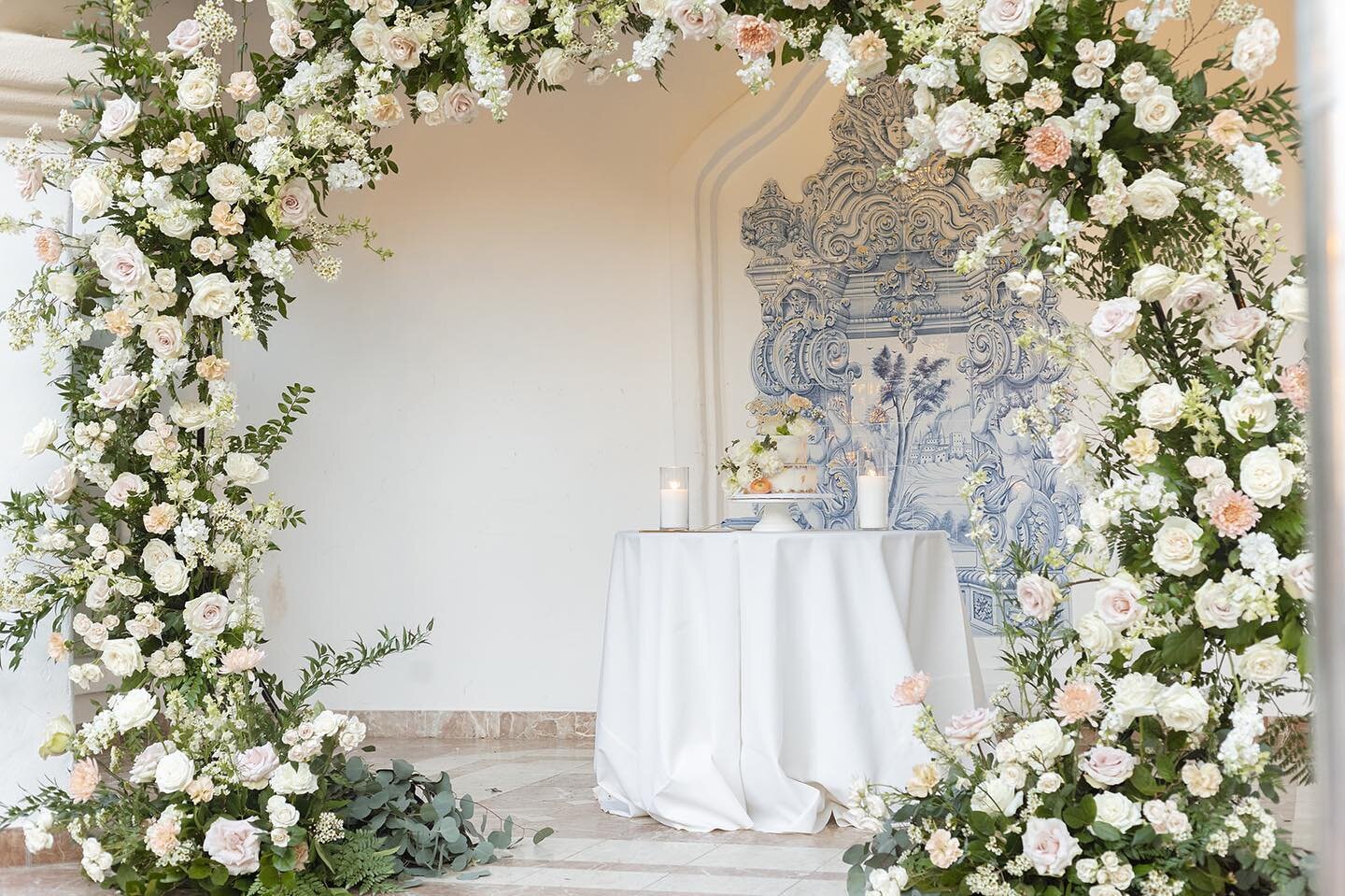 When the cake has its own floral moment 🤍🤍

Planning: @jilliannicoleevents 
Photography: @luisanarodriguezphoto 
Florals: @petal.rs 
Venue: @rancholaslomas 
Cake: @finaleefloralcakes 

#PETALbyRS #radleighandsage #soradsosage #weddingflorals #weddi