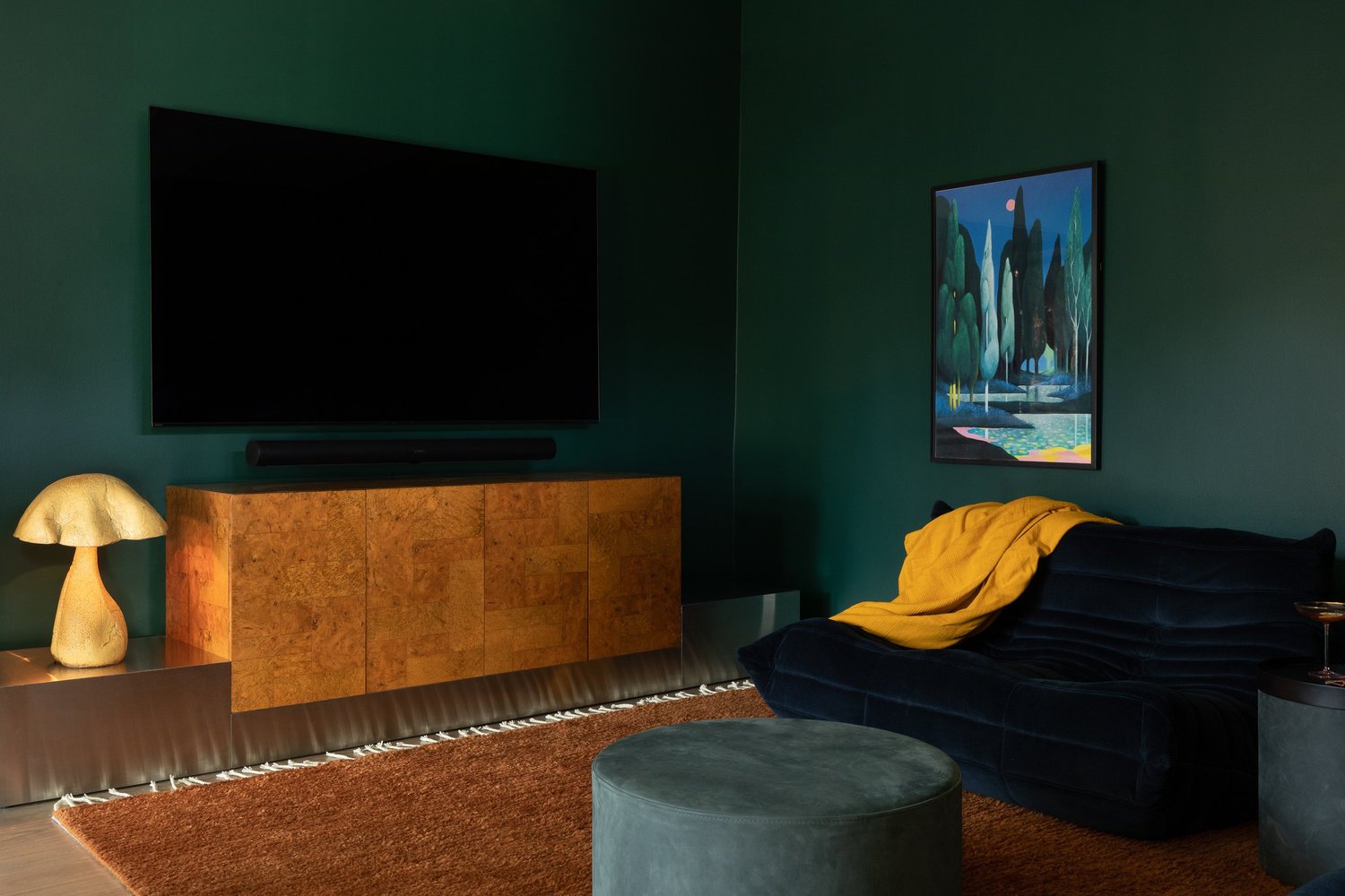 Bright residential space with collected furnishings and balanced proportions