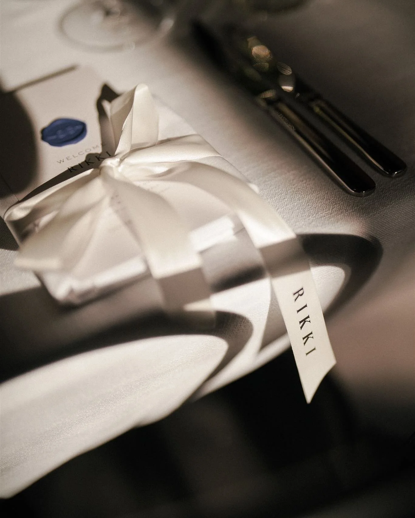 Timeless. Elegant. Effortlessly cool. Taylor and Tom prove black and white never goes out of style.

📸 @shootmejimmy 

#weddinginspiration #weddingideas #weddingdaystationery #weddingtable #weddingmenu #weddingstationery #welcomesign #weddingsignage