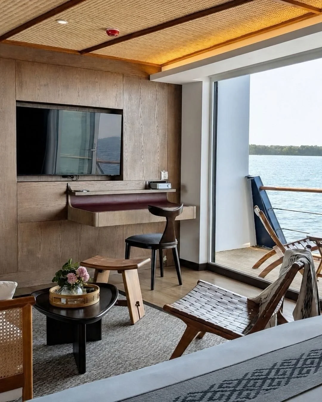 Wake up to an endless horizon, where every morning comes with a view.

From the comfort of your suite to the open sea beyond, Kailana Premier brings a different perspective to slow mornings