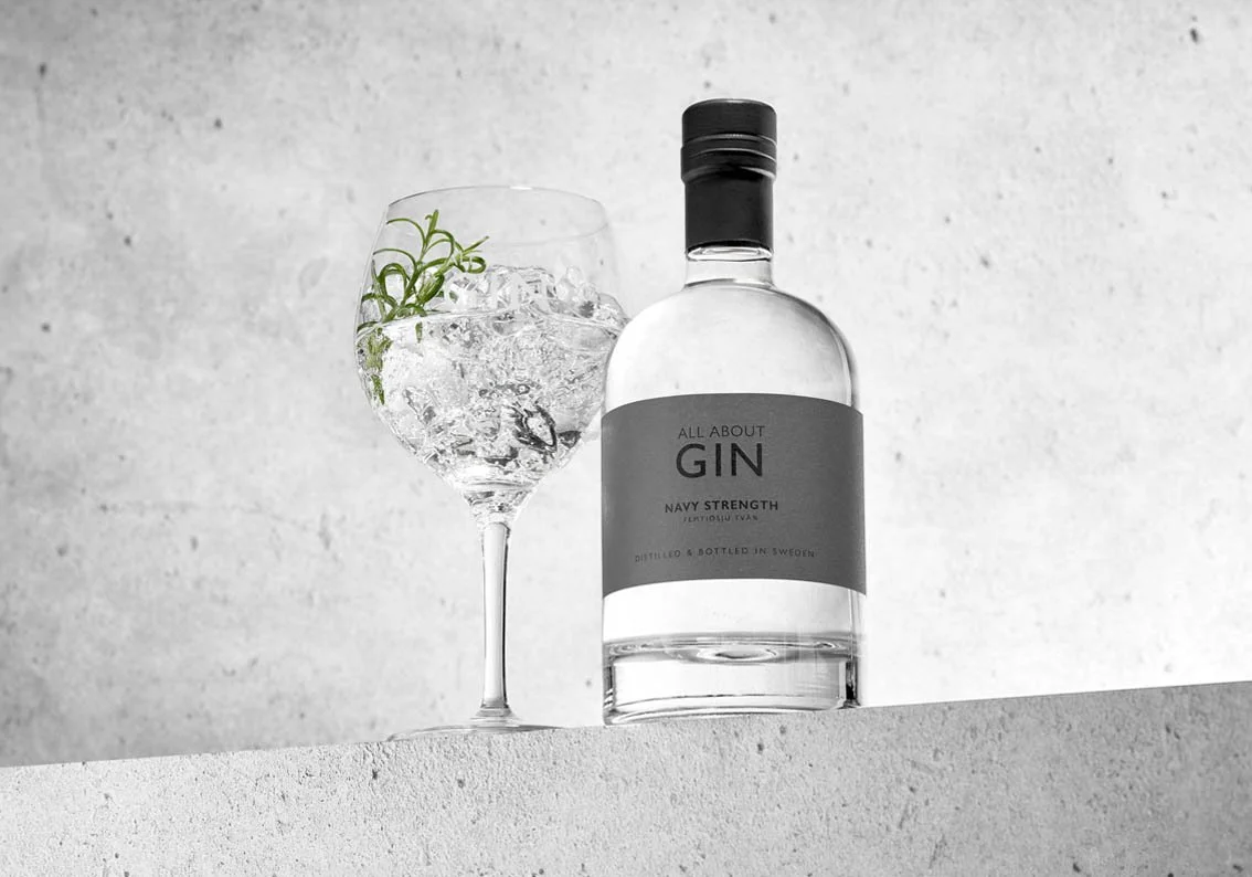 All About Gin Navy Strength tillsammans med gin och tonic med is och rosmarin