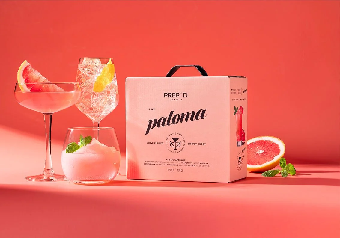 Prep´d Cocktails Pink Paloma box med serverad rosa grapefruktscocktail och citrus på ljus bakgrund.