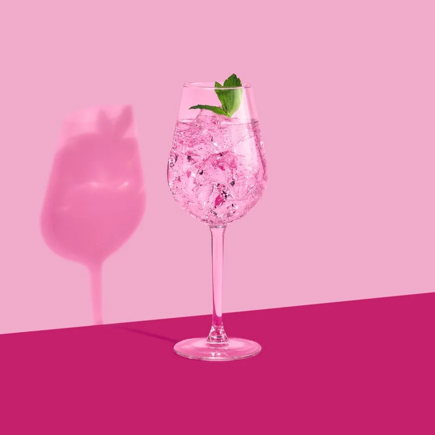 Drink med No.1 Blåbär Hallon Vodka, serverad med is och färsk mynta.