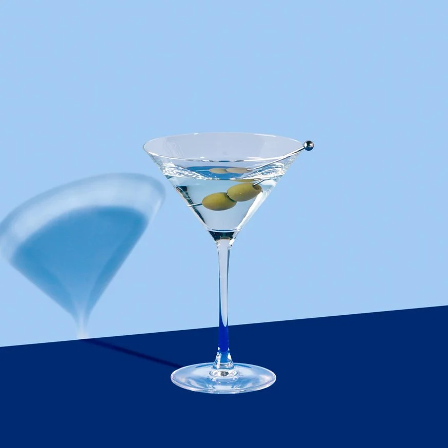 Dry martini cocktail med oliver i martiniglas